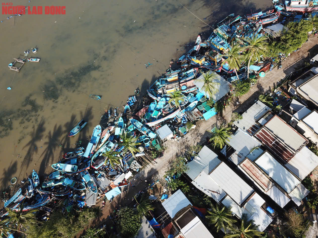 Người dân ngao ngán nhìn hàng trăm chiếc tàu sếp chồng lên nhau sau bão số 13 - Ảnh 2.