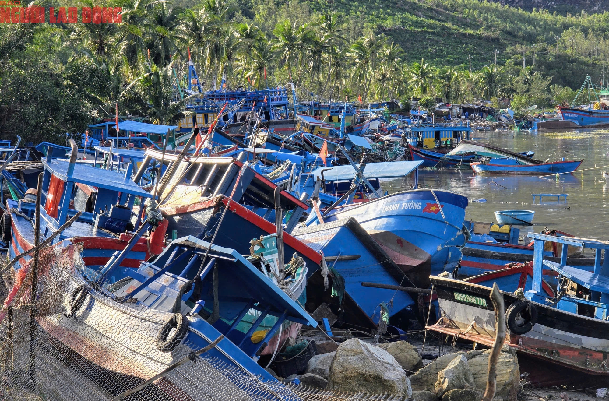Người dân ngao ngán nhìn hàng trăm chiếc tàu sếp chồng lên nhau sau bão số 13 - Ảnh 4.