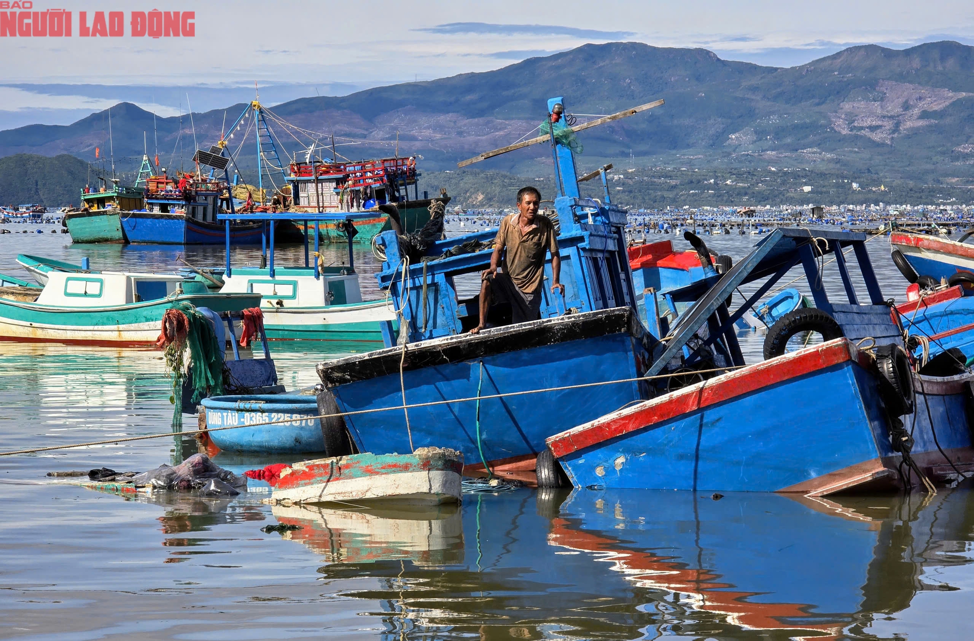 Người dân ngao ngán nhìn hàng trăm chiếc tàu sếp chồng lên nhau sau bão số 13 - Ảnh 6.