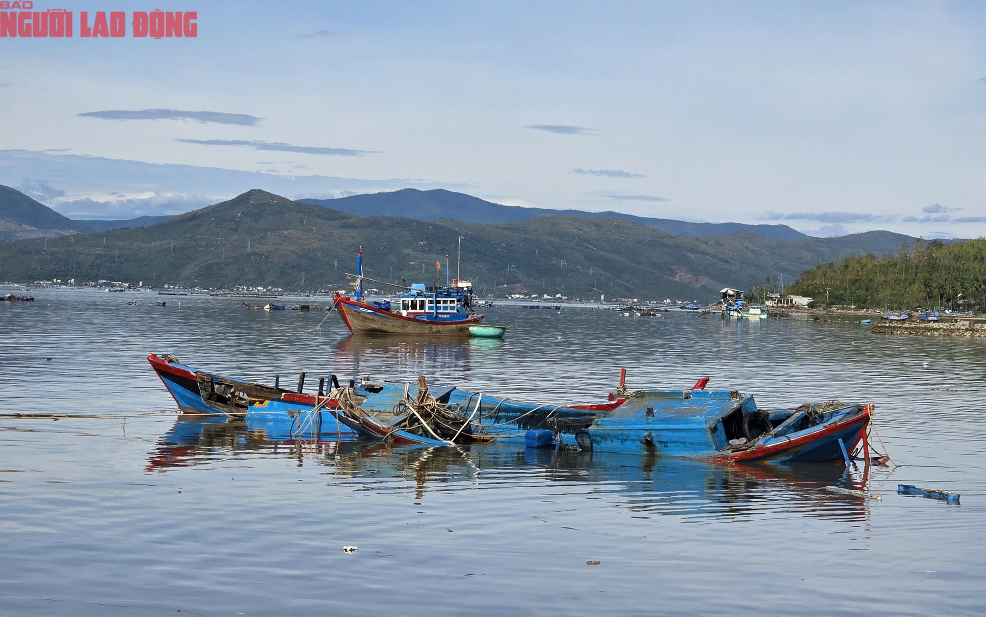 Người dân ngao ngán nhìn hàng trăm chiếc tàu sếp chồng lên nhau sau bão số 13 - Ảnh 7.