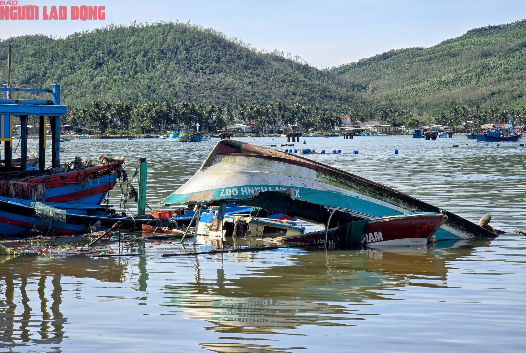 Người dân ngao ngán nhìn hàng trăm chiếc tàu sếp chồng lên nhau sau bão số 13 - Ảnh 8.