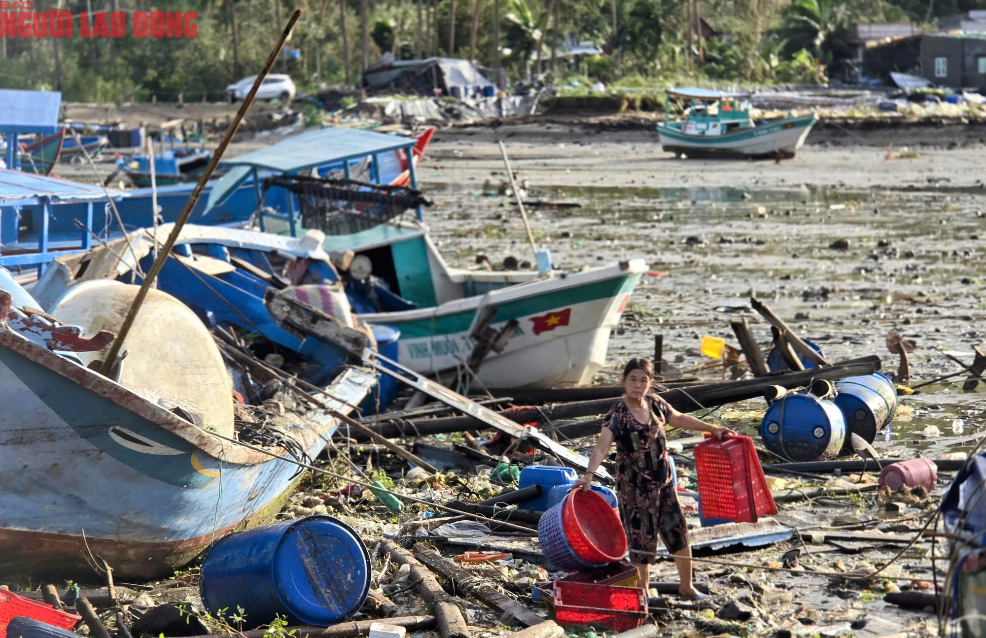 Người dân ngao ngán nhìn hàng trăm chiếc tàu sếp chồng lên nhau sau bão số 13 - Ảnh 11.