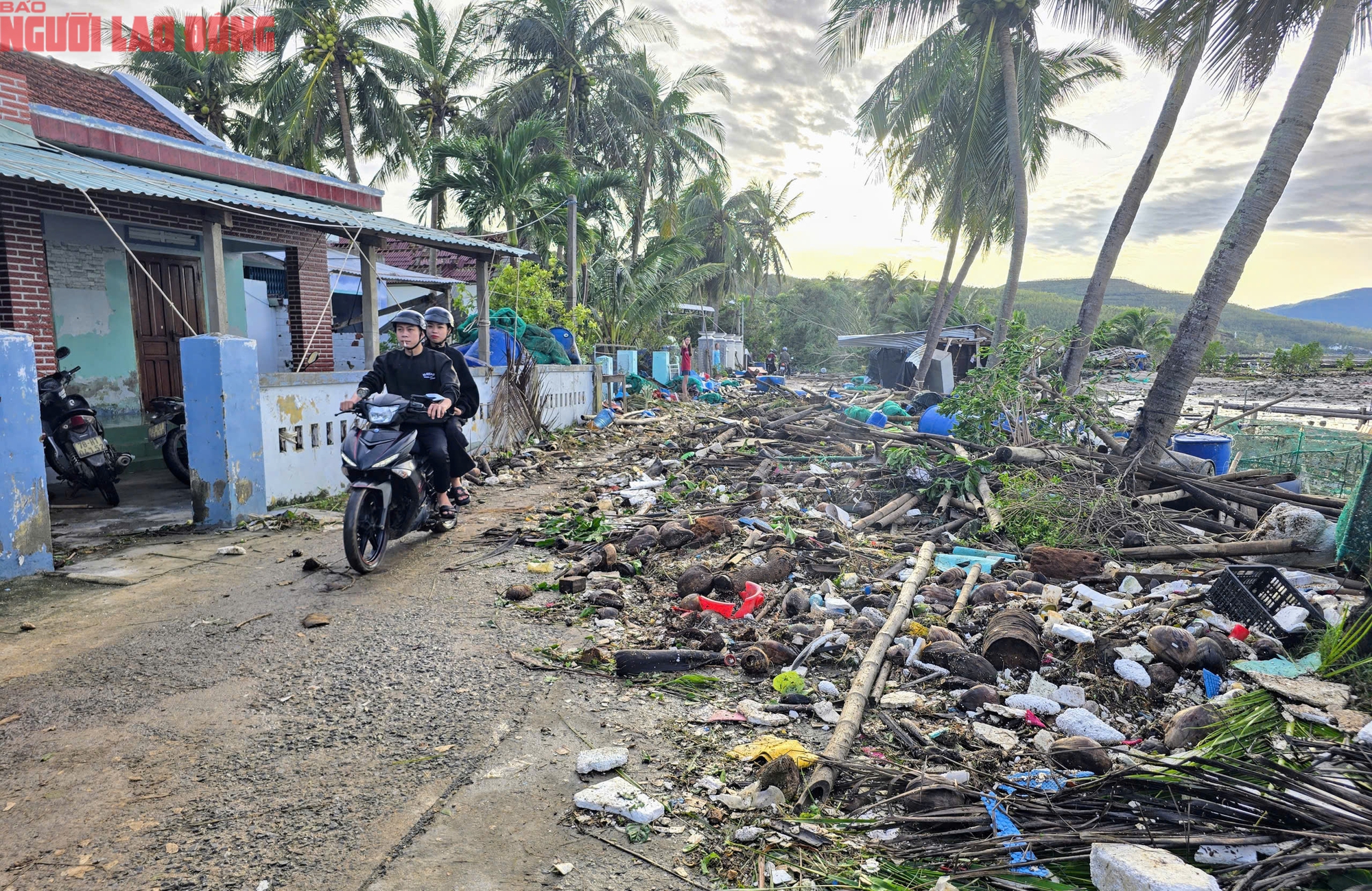 Người dân ngao ngán nhìn hàng trăm chiếc tàu sếp chồng lên nhau sau bão số 13 - Ảnh 12.