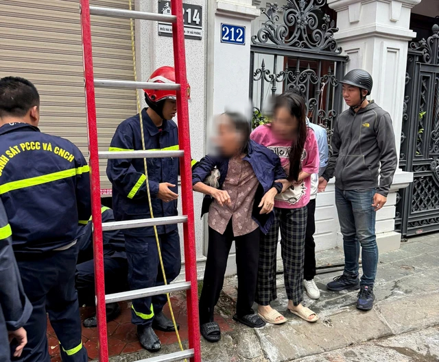 Giải cứu cụ bà 77 tuổi và 2 người mắc kẹt trong đám cháy tại Hải Phòng - Ảnh 3. Giải cứu cụ bà 77 tuổi và 2 người mắc kẹt trong đám cháy tại Hải Phòng - Ảnh 3.