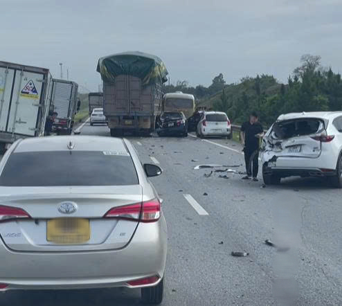 Va chạm liên hoàn trên cao tốc Hà Nội – Thái Nguyên gây tai nạn giao thông nghiêm trọng - Ảnh 1. Va chạm liên hoàn trên cao tốc Hà Nội – Thái Nguyên gây tai nạn giao thông nghiêm trọng - Ảnh 1.