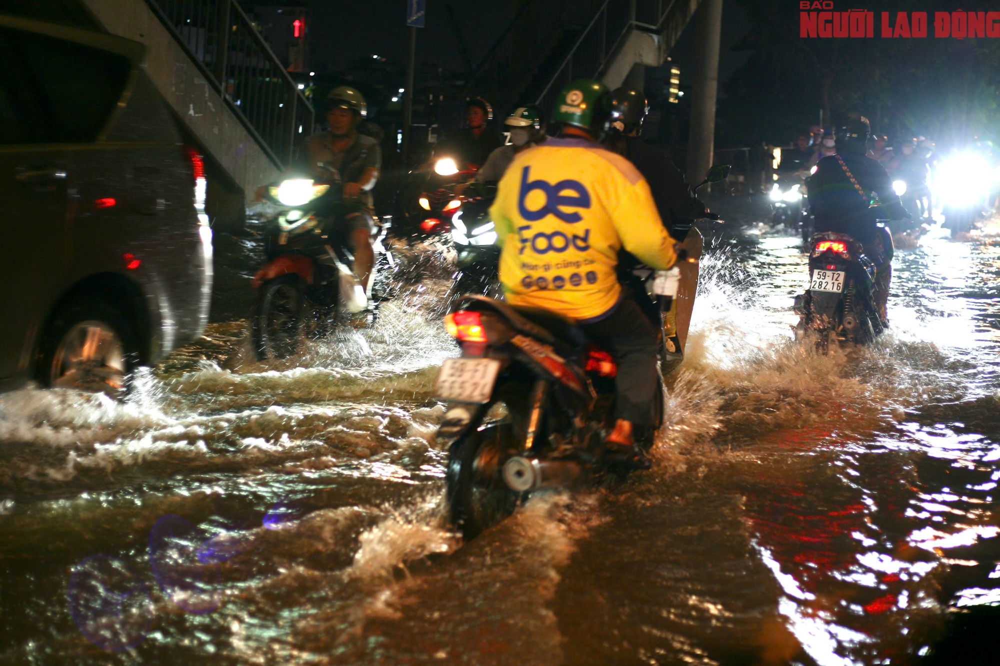 TP HCM: Triều cường dâng cao, người dân “oằn mình” vượt nước ngập - Ảnh 4.