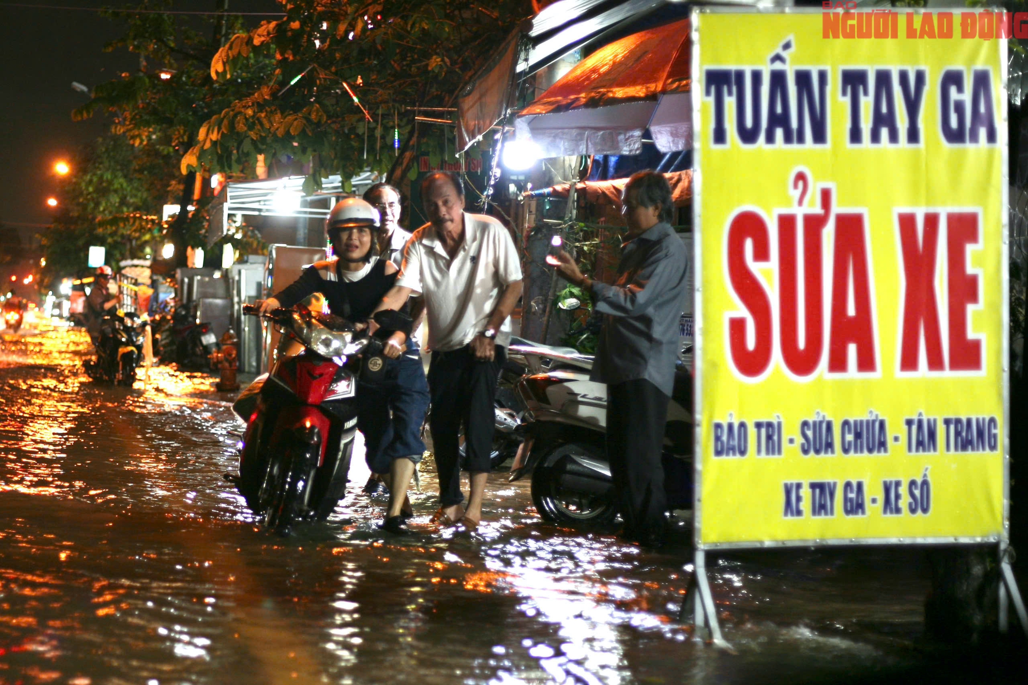 TP HCM: Triều cường dâng cao, người dân “oằn mình” vượt nước ngập - Ảnh 11.