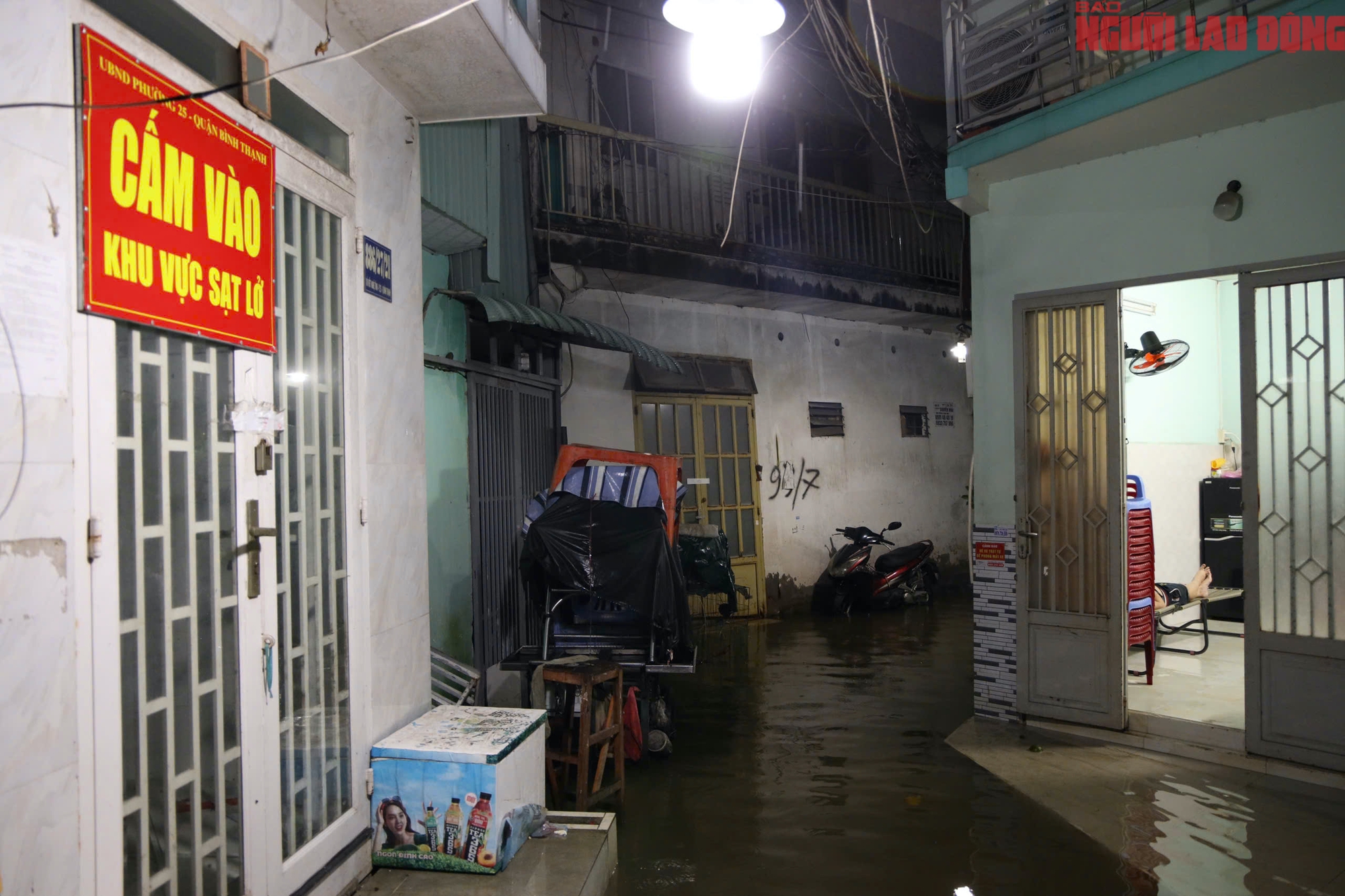 TP HCM: Triều cường dâng cao, người dân “oằn mình” vượt nước ngập - Ảnh 17.