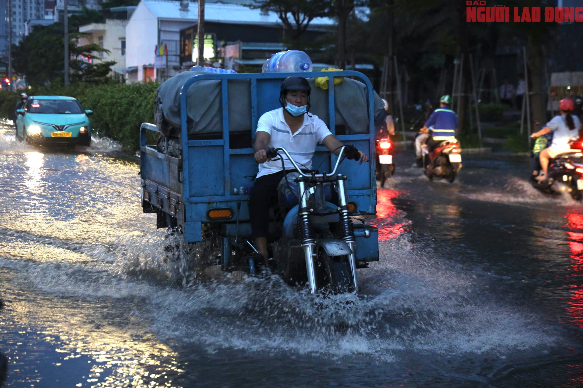 TP HCM: Triều cường dâng cao, người dân “oằn mình” vượt nước ngập - Ảnh 21.