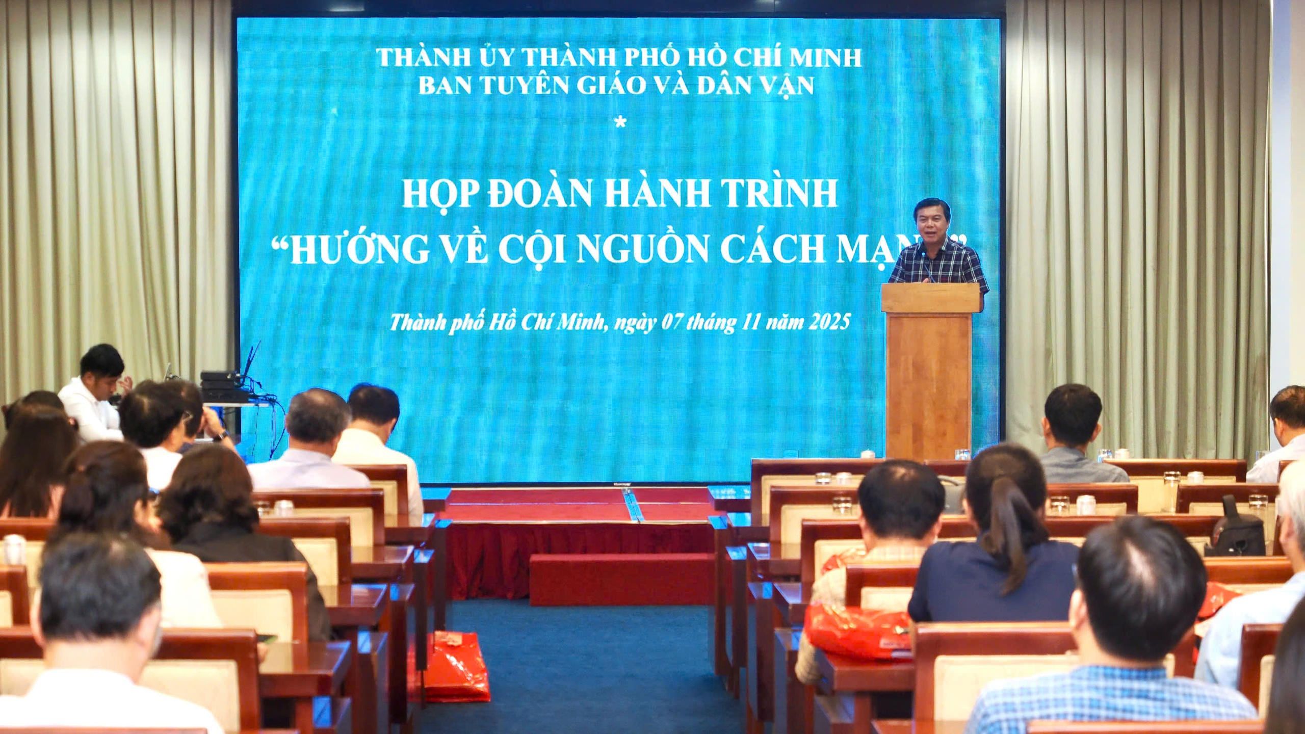 Hơn 100 người làm báo TP HCM tham gia hành trình "Hướng về cội nguồn Cách mạng" - Ảnh 1.