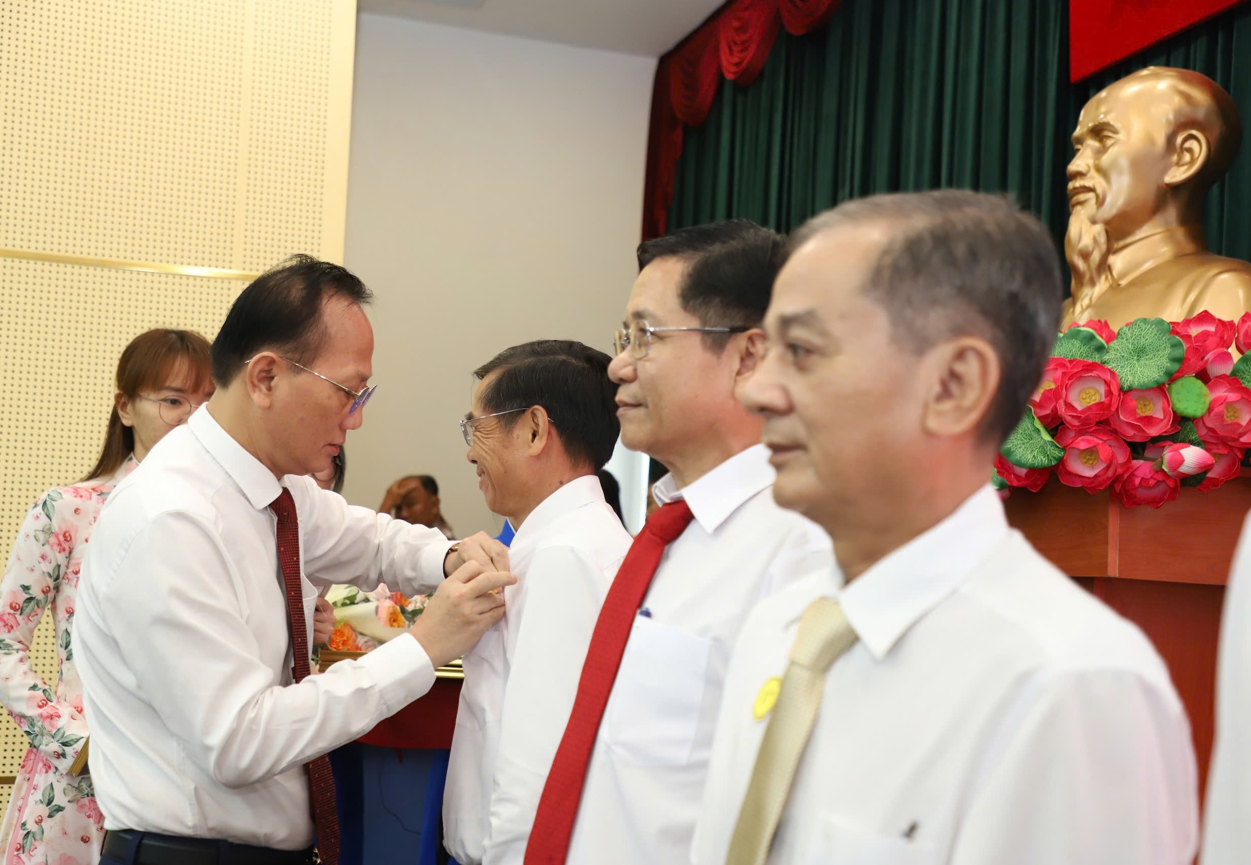 Đảng ủy UBND TP HCM trao Huy hiệu Đảng cho 32 đảng viên - Ảnh 2.