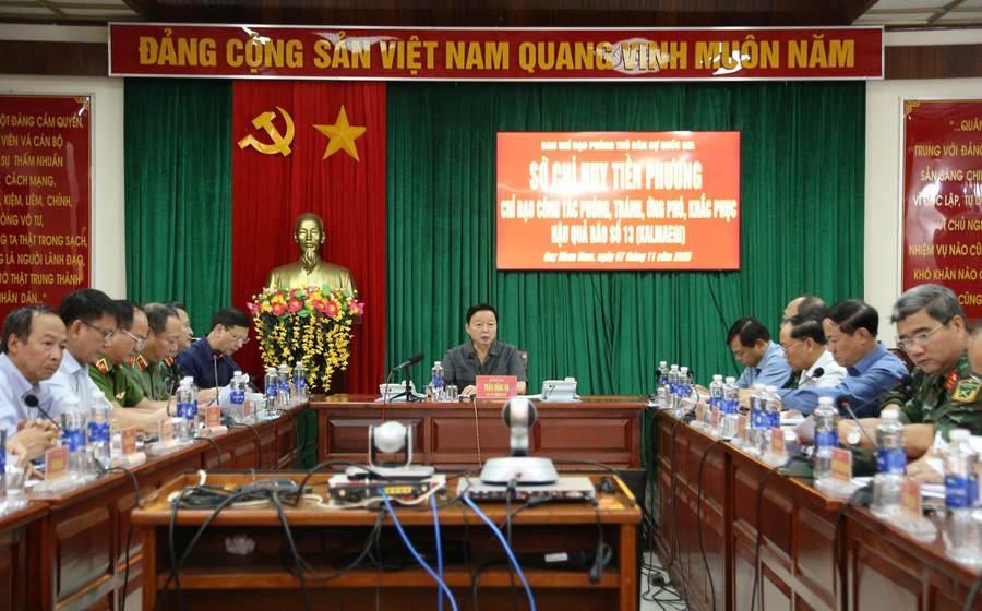 Bão số 13 khiến 5 người chết, 6 người bị thương, hàng ngàn ngôi nhà bị sập - Ảnh 2.