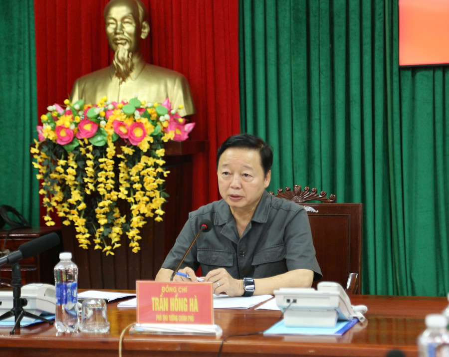 Bão số 13 khiến 5 người chết, 6 người bị thương, hàng ngàn ngôi nhà bị sập - Ảnh 1.