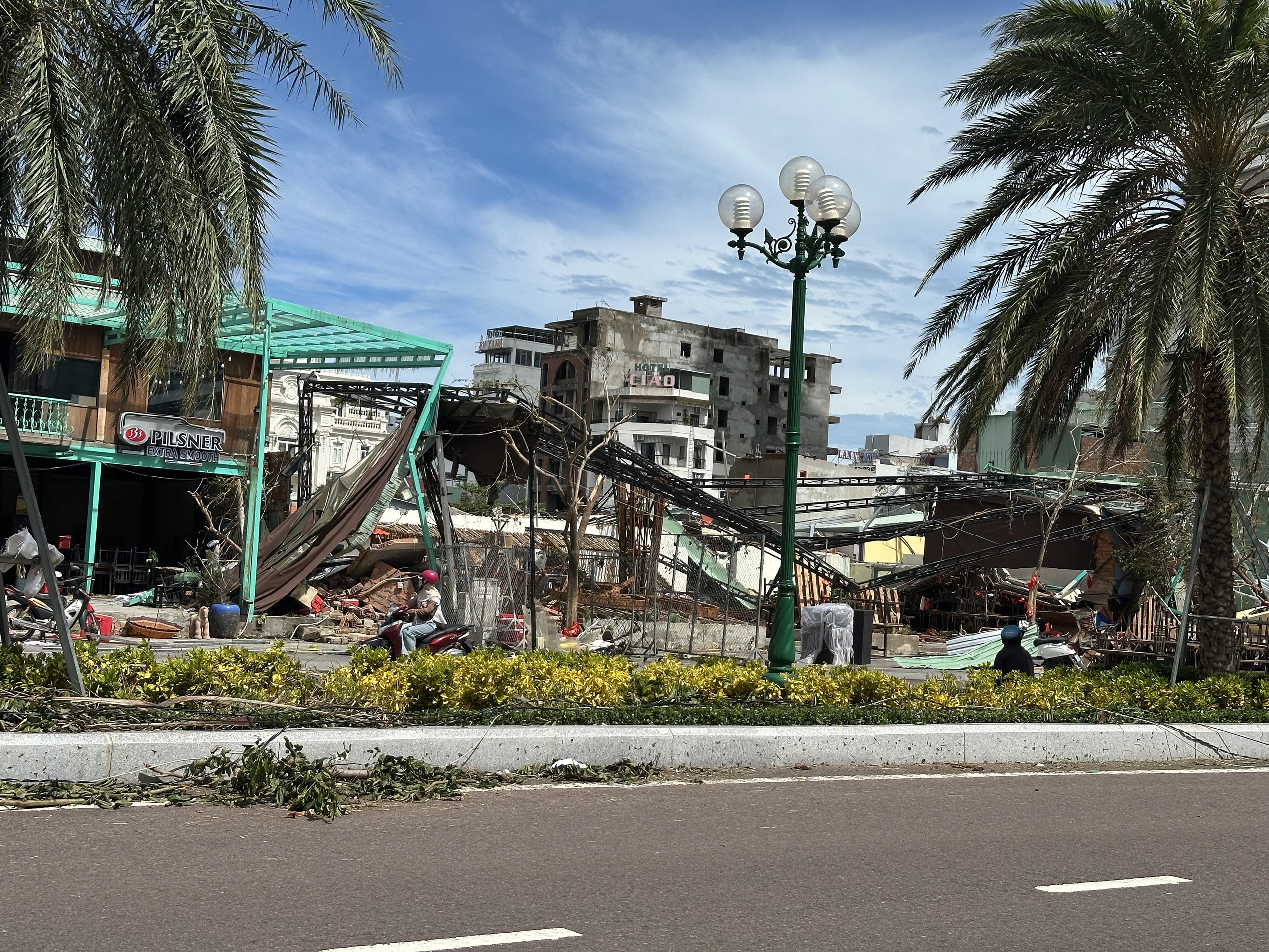 Gia Lai tan hoang sau bão số 13 - Ảnh 5.