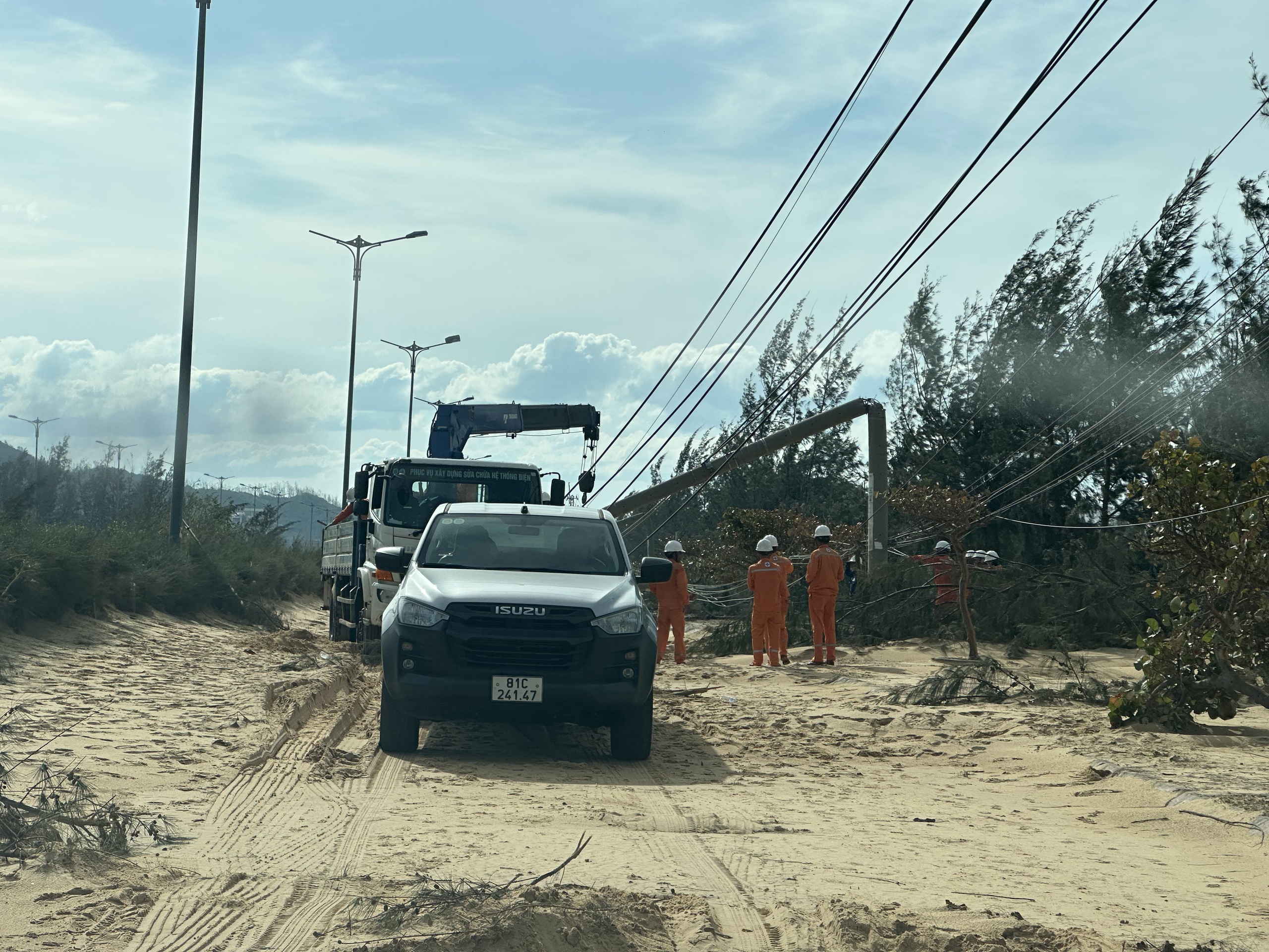 Gia Lai tan hoang sau bão số 13 - Ảnh 9.