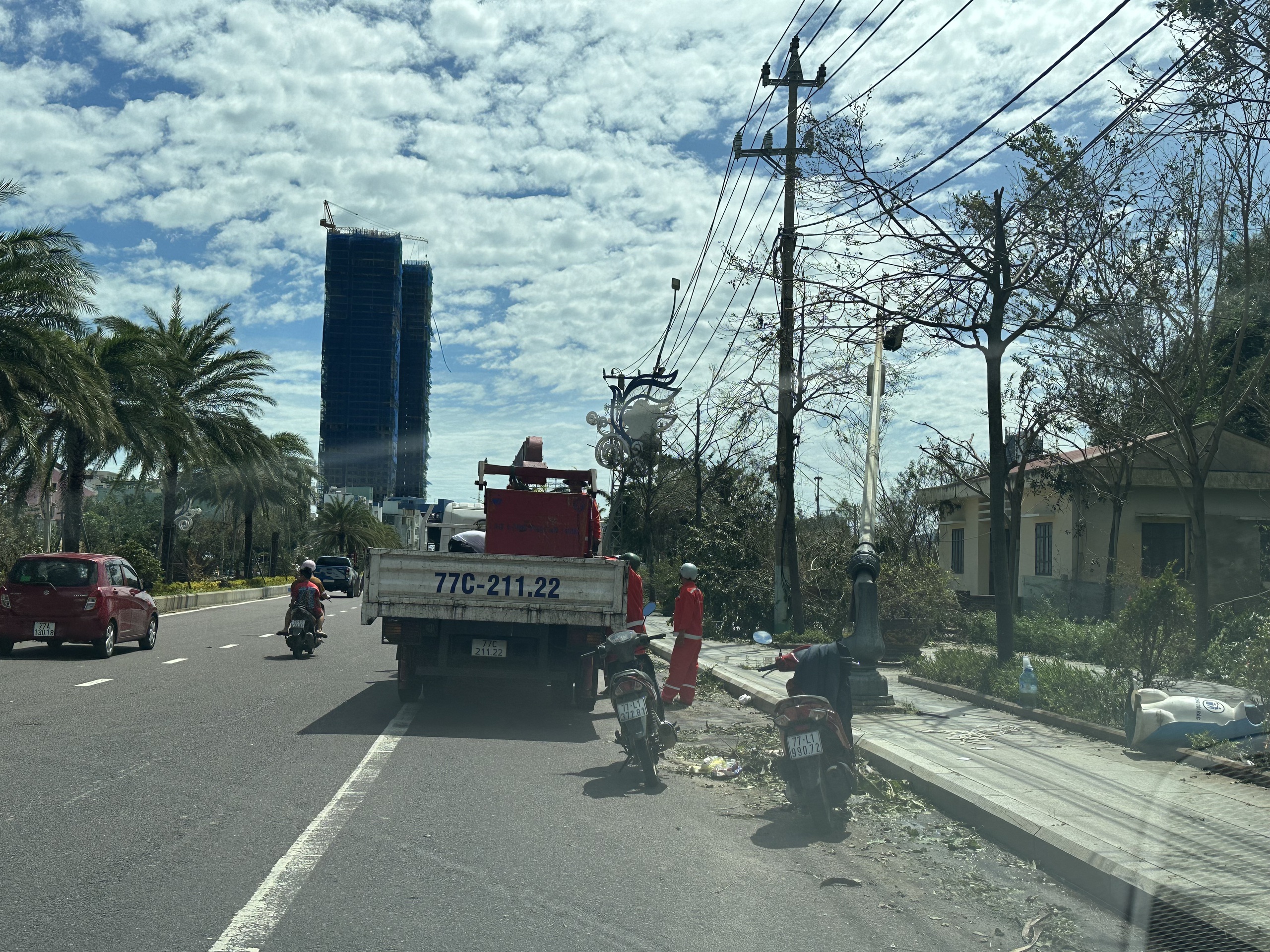 Gia Lai tan hoang sau bão số 13 - Ảnh 10.