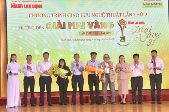 حصل الفنان ترانج بيتش ليو والشاعر لي مينه كووك على جائزة Nghệ sĩ Trang Bích Liễu và nhà thơ Lê Minh Quốc nhận