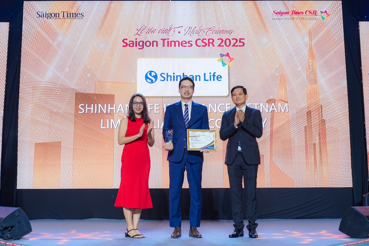 Shinhan Life Việt Nam nhận danh hiệu “Doanh nghiệp vì cộng đồng” - Ảnh 1.