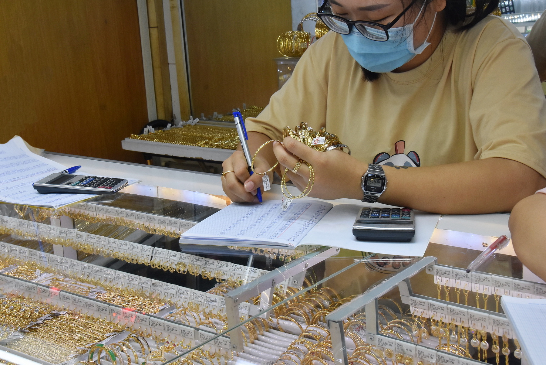 Giá vàng hôm nay 8-11: Tăng vọt trở lại - Ảnh 1.