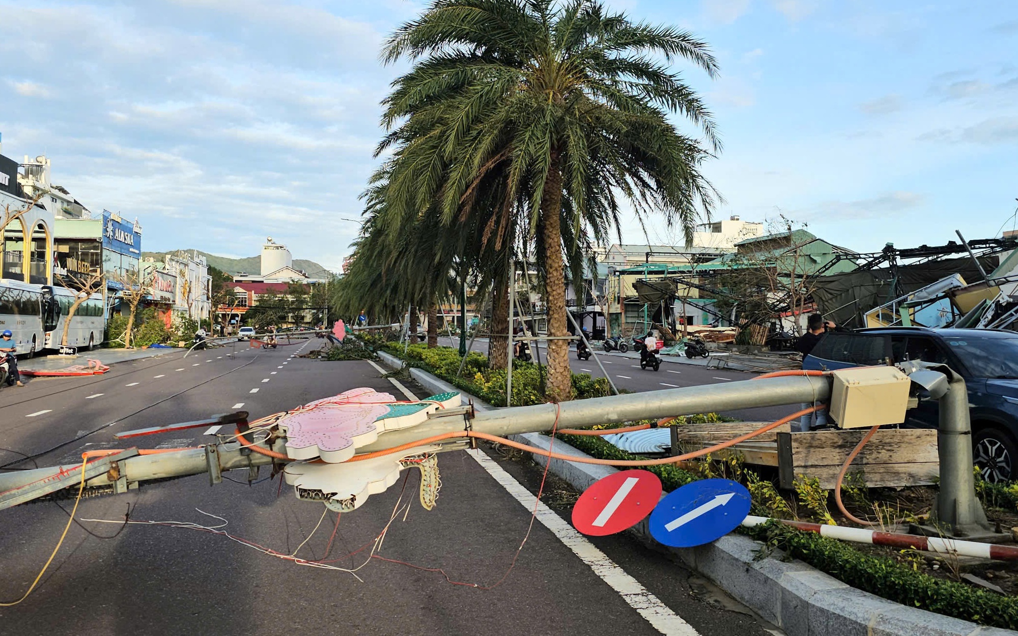 Phó Thủ tướng thăm, tặng quà người dân bị ảnh hưởng bão số 13 Kalmeagi - Ảnh 2.