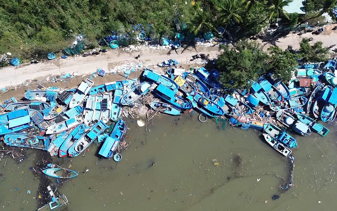 Bão số 13 gây thiệt hại nặng nề , Thủ tướng yêu cầu hỗ trợ khẩn cấp Nhân dân - Ảnh 2. Bão số 13 gây thiệt hại nặng nề , Thủ tướng yêu cầu hỗ trợ khẩn cấp Nhân dân - Ảnh 2.