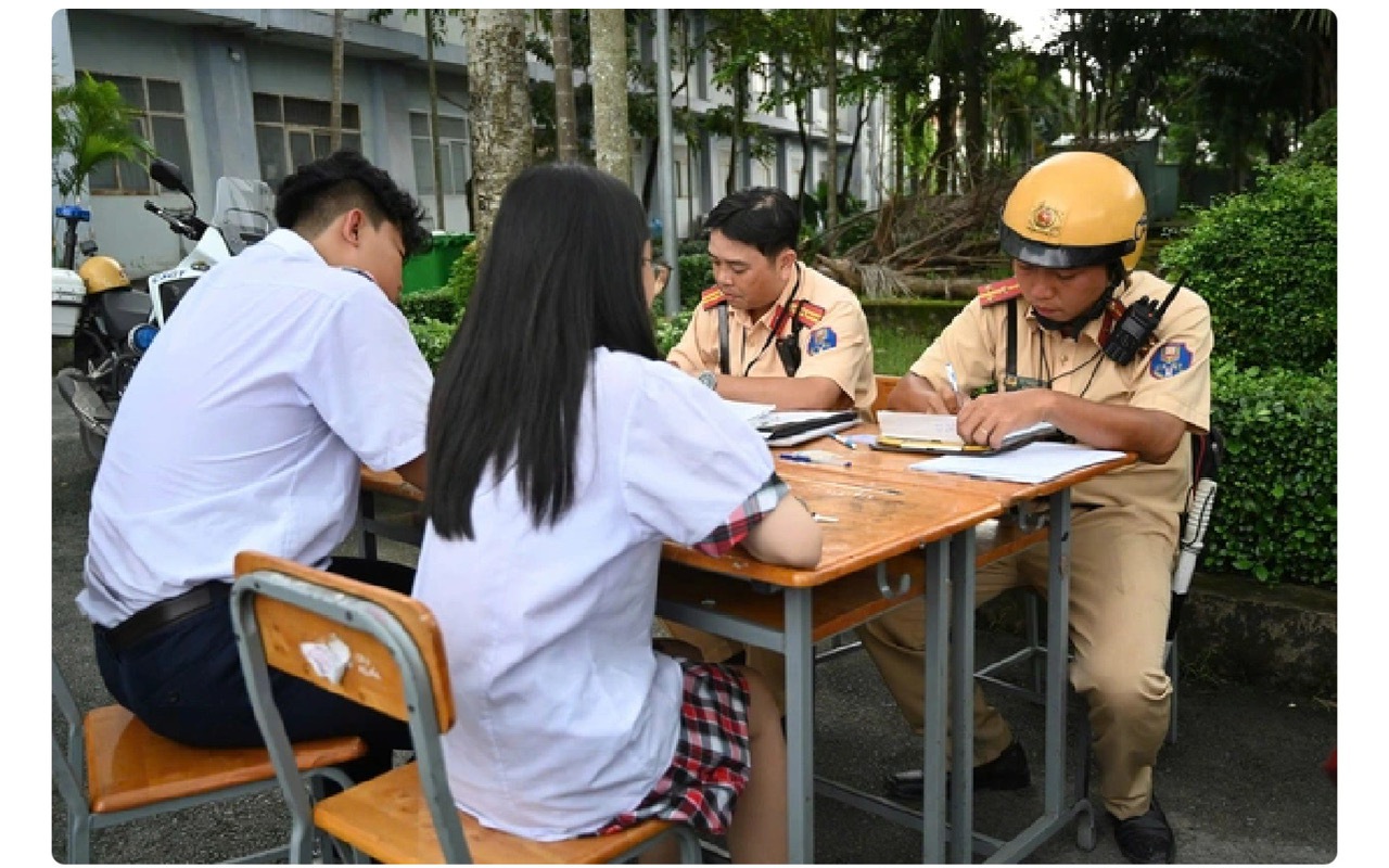 V&igrave; sao TPHCM tạm dừng Hội đồng trường từ bậc mầm non đến phổ th&ocirc;ng c&ocirc;ng lập? - Ảnh 2.