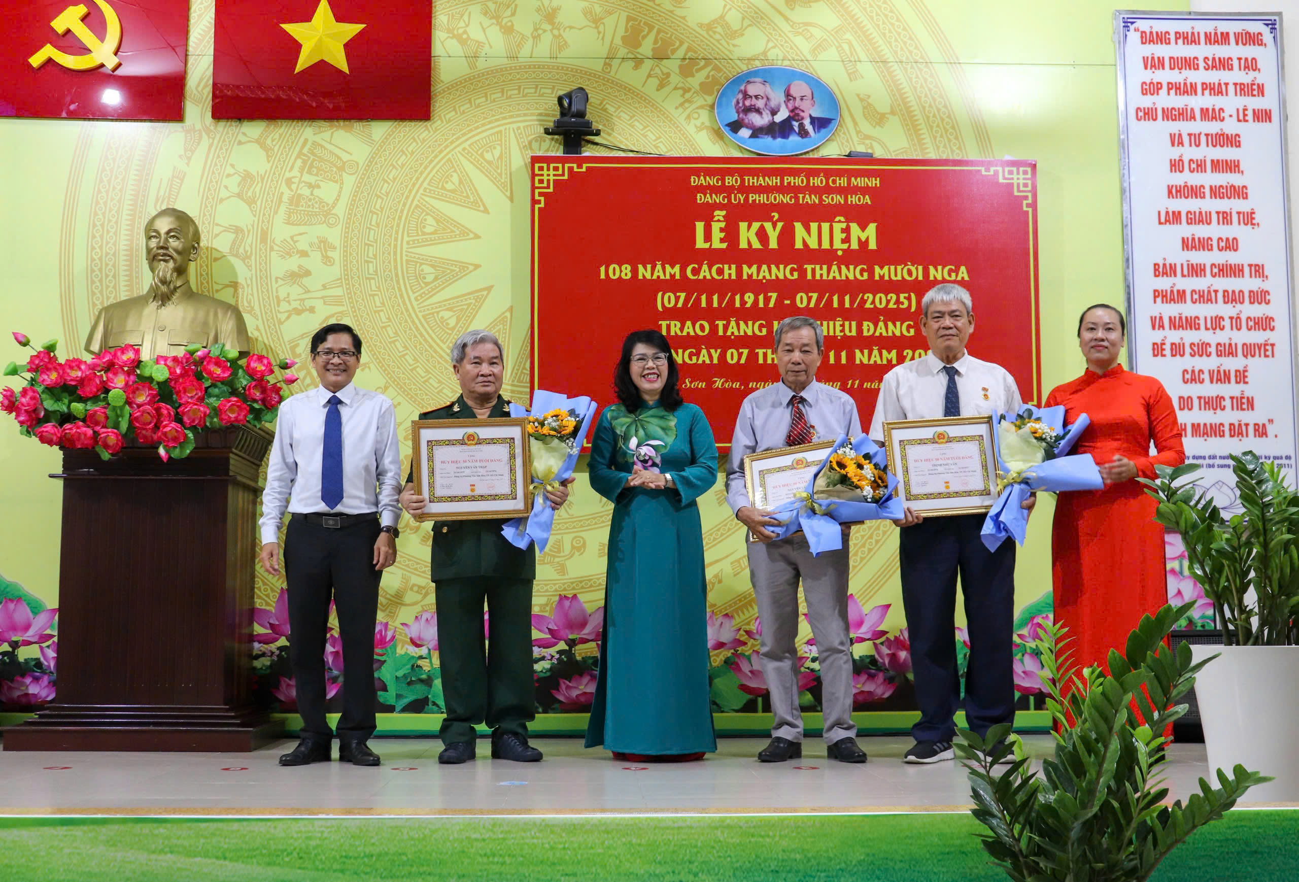 Đảng ủy UBND TP HCM trao Huy hiệu Đảng cho 32 đảng viên - Ảnh 4.