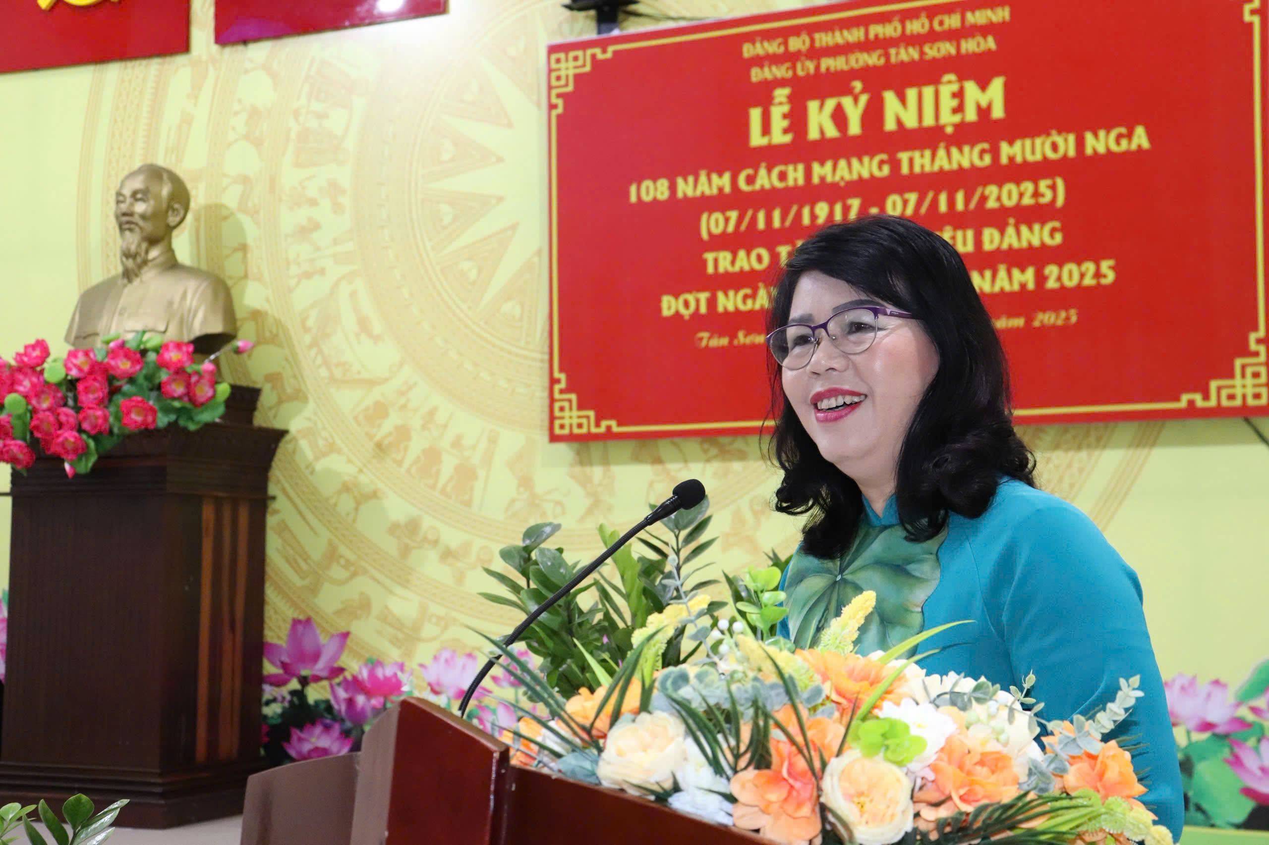 Đảng ủy UBND TP HCM trao Huy hiệu Đảng cho 32 đảng viên - Ảnh 5.