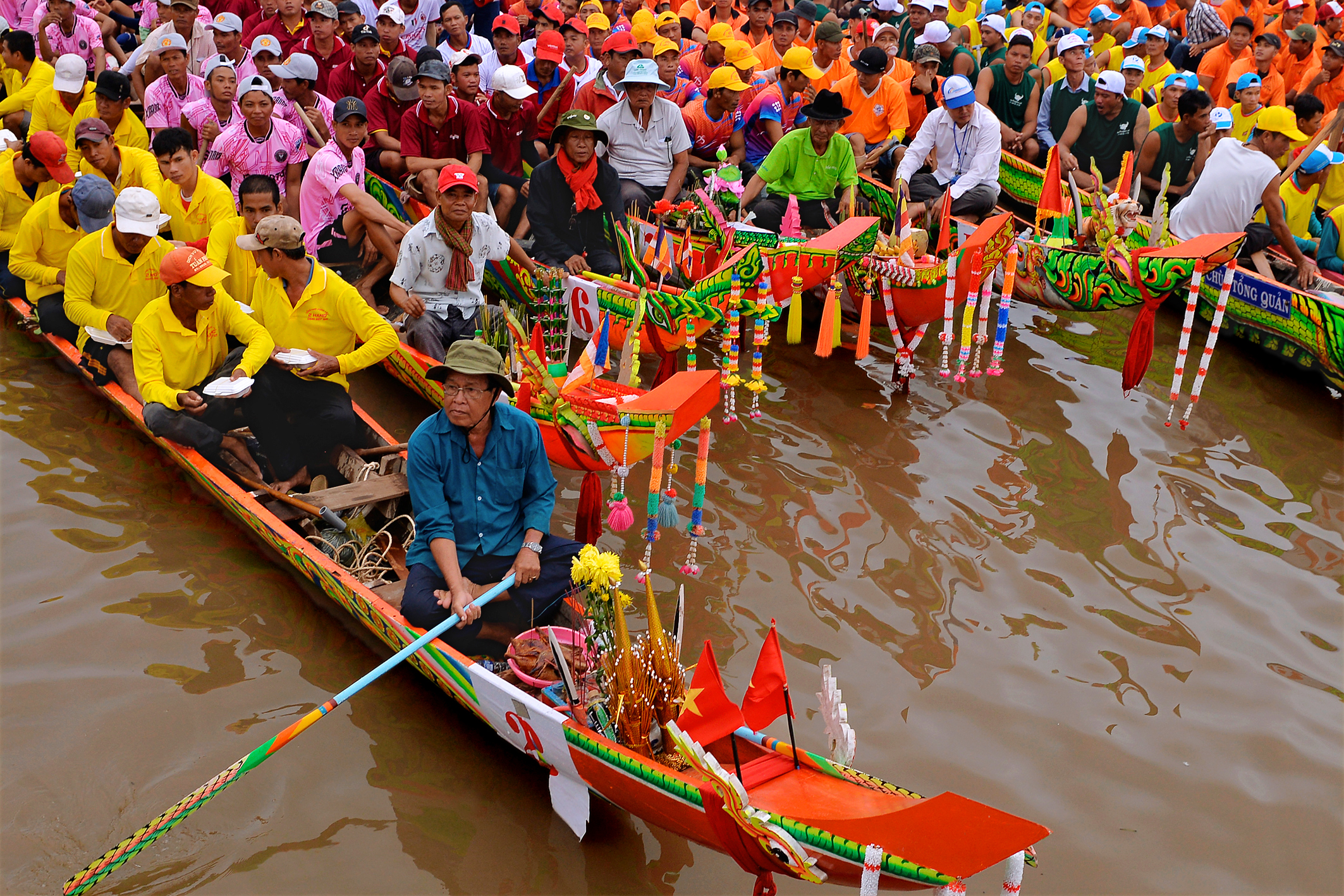 Sức nóng đường đua ghe ngo dịp lễ hội Ok Om Bok  - Ảnh 1.