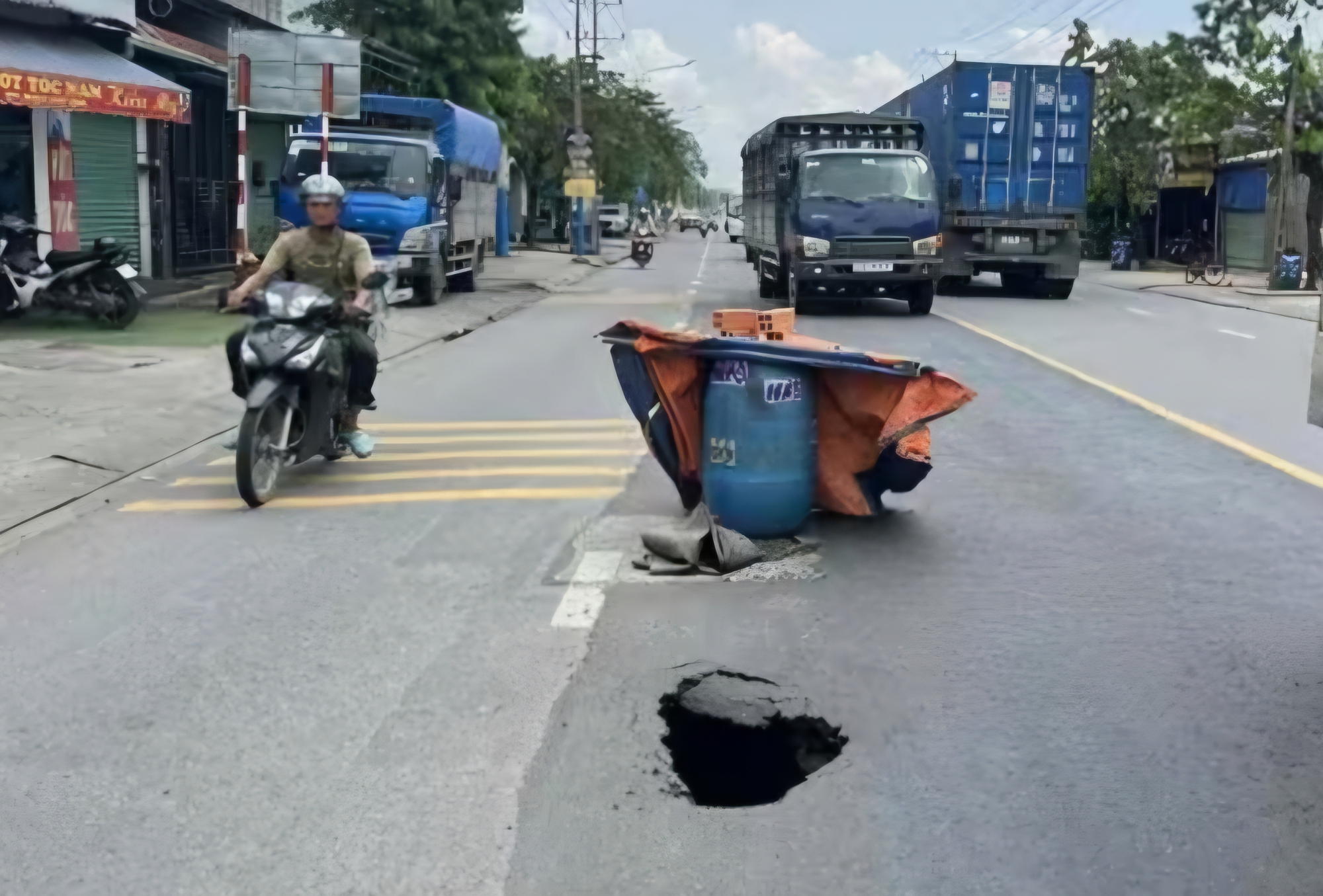 Chiếc hố sâu 2,5 mét xuất hiện, người dân 1 phường ở TP HCM liền cảnh báo khẩn cấp  - Ảnh 1.