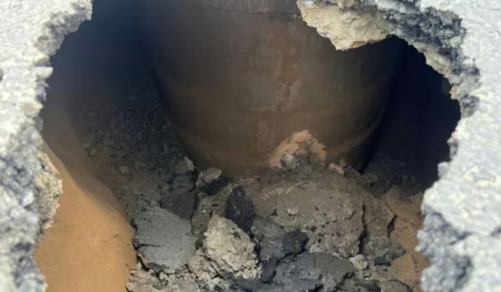 Chiếc hố sâu 2,5 mét xuất hiện, người dân 1 phường ở TP HCM liền cảnh báo khẩn cấp  - Ảnh 2.