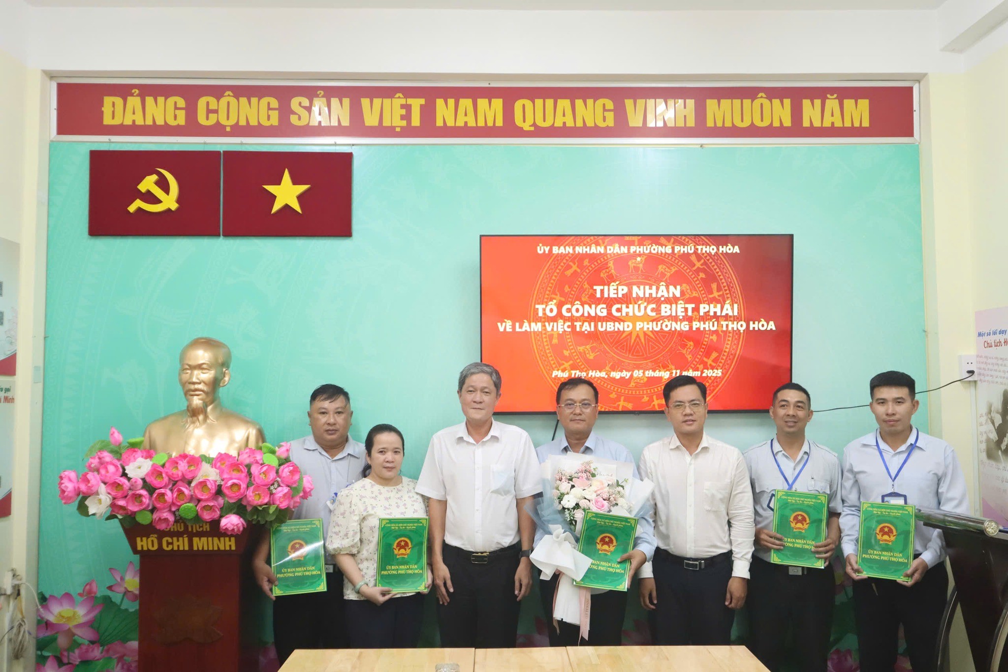 Phường Phú Thọ Hòa ra mắt tổ công chức biệt phái tăng cường quản lý trật tự xây dựng - Ảnh 1.