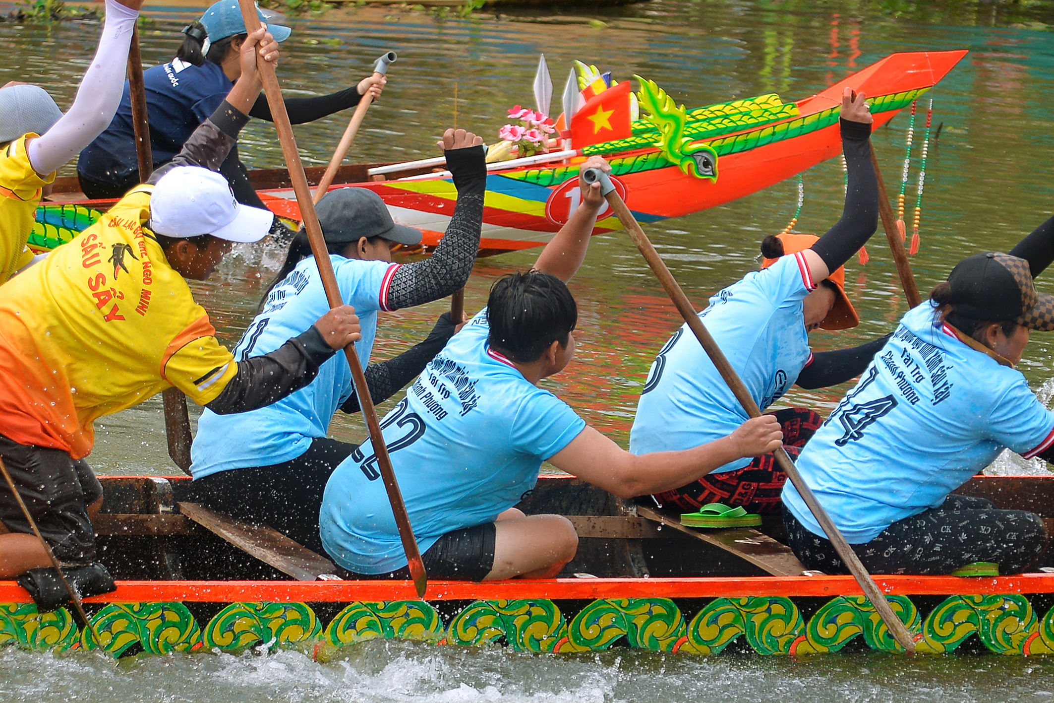 Sức nóng đường đua ghe ngo dịp lễ hội Ok Om Bok  - Ảnh 4.