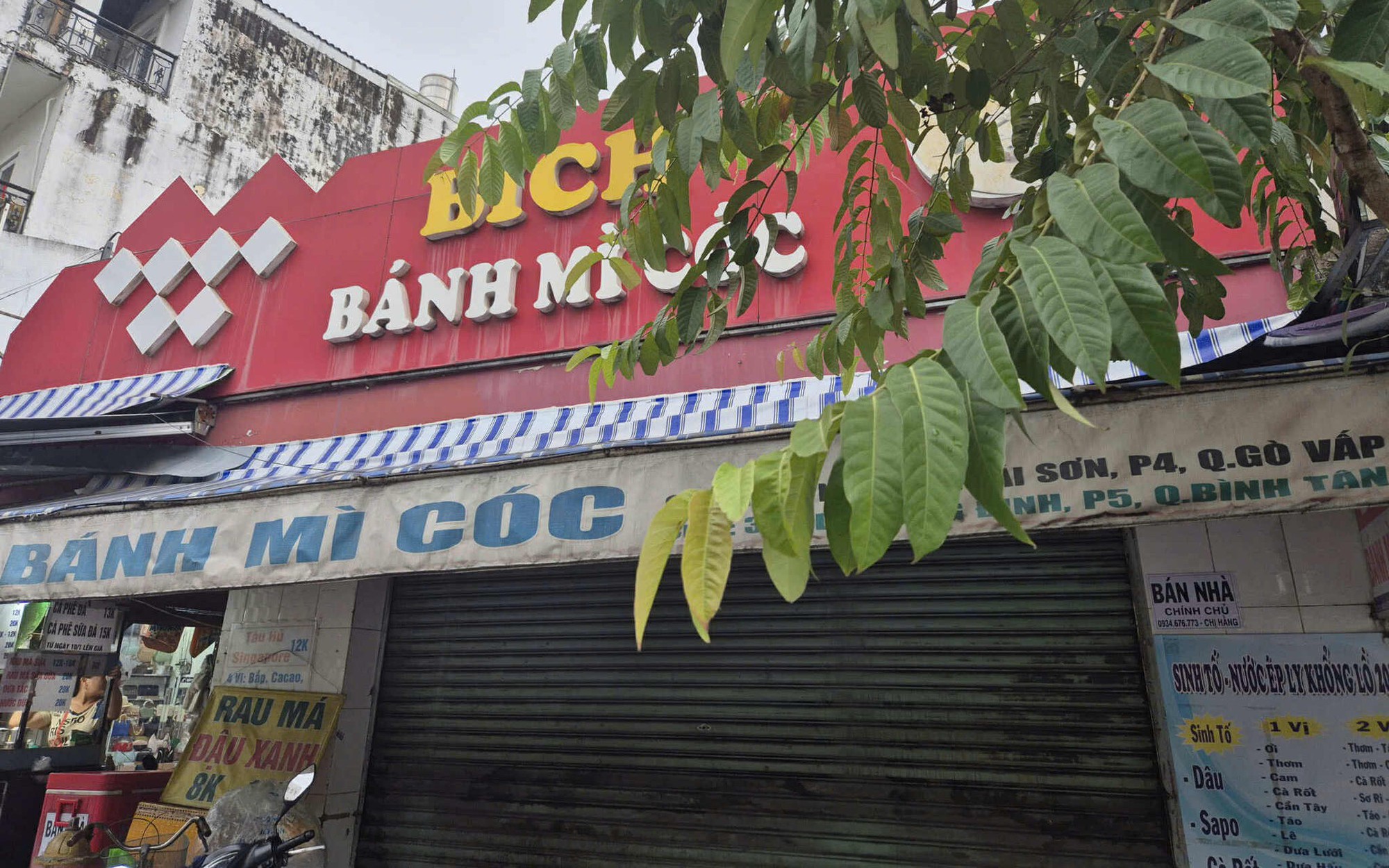 Niêm phong các tủ đựng thức ăn ở tiệm bánh mì cóc Cô Bích - Ảnh 2.