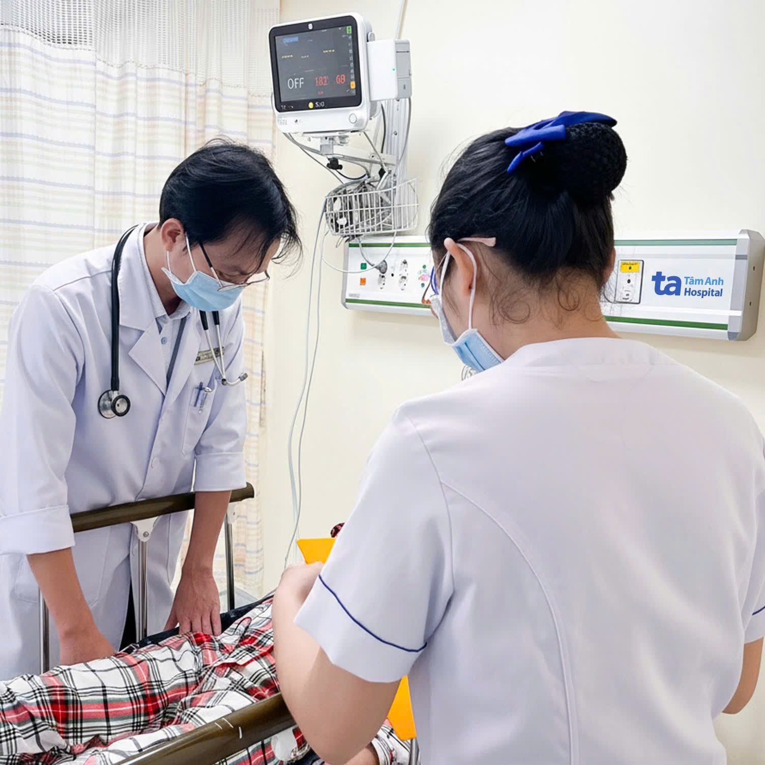 Niêm phong tủ đựng thực phẩm tại tiệm bánh mì cóc Cô Bích ở TP HCM - Ảnh 1. Niêm phong tủ đựng thực phẩm tại tiệm bánh mì cóc Cô Bích ở TP HCM - Ảnh 1.