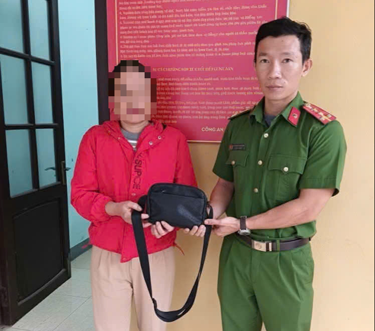 Tìm người đánh rơi túi xách màu đen chứa trang sức và tiền mặt tại Quảng Trị - Ảnh 1. Tìm người đánh rơi túi xách màu đen chứa trang sức và tiền mặt tại Quảng Trị - Ảnh 1.