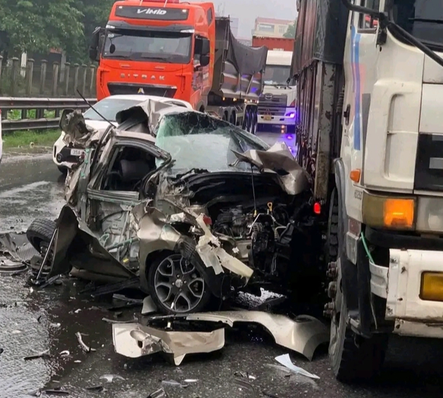 VIDEO: Tài xế thoát chết kỳ diệu, chui ra từ ô tô bị vò nát sau tai nạn giao thông - Ảnh 4.