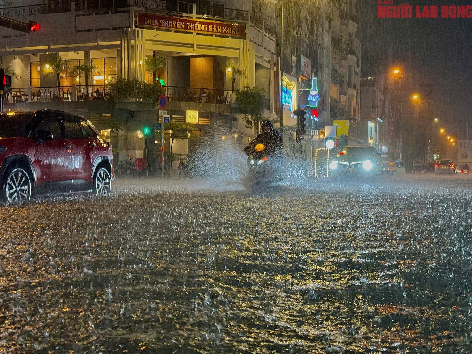 Trung tâm TP HCM bất ngờ mưa rất to, nước ngập thành sông - Ảnh 1.