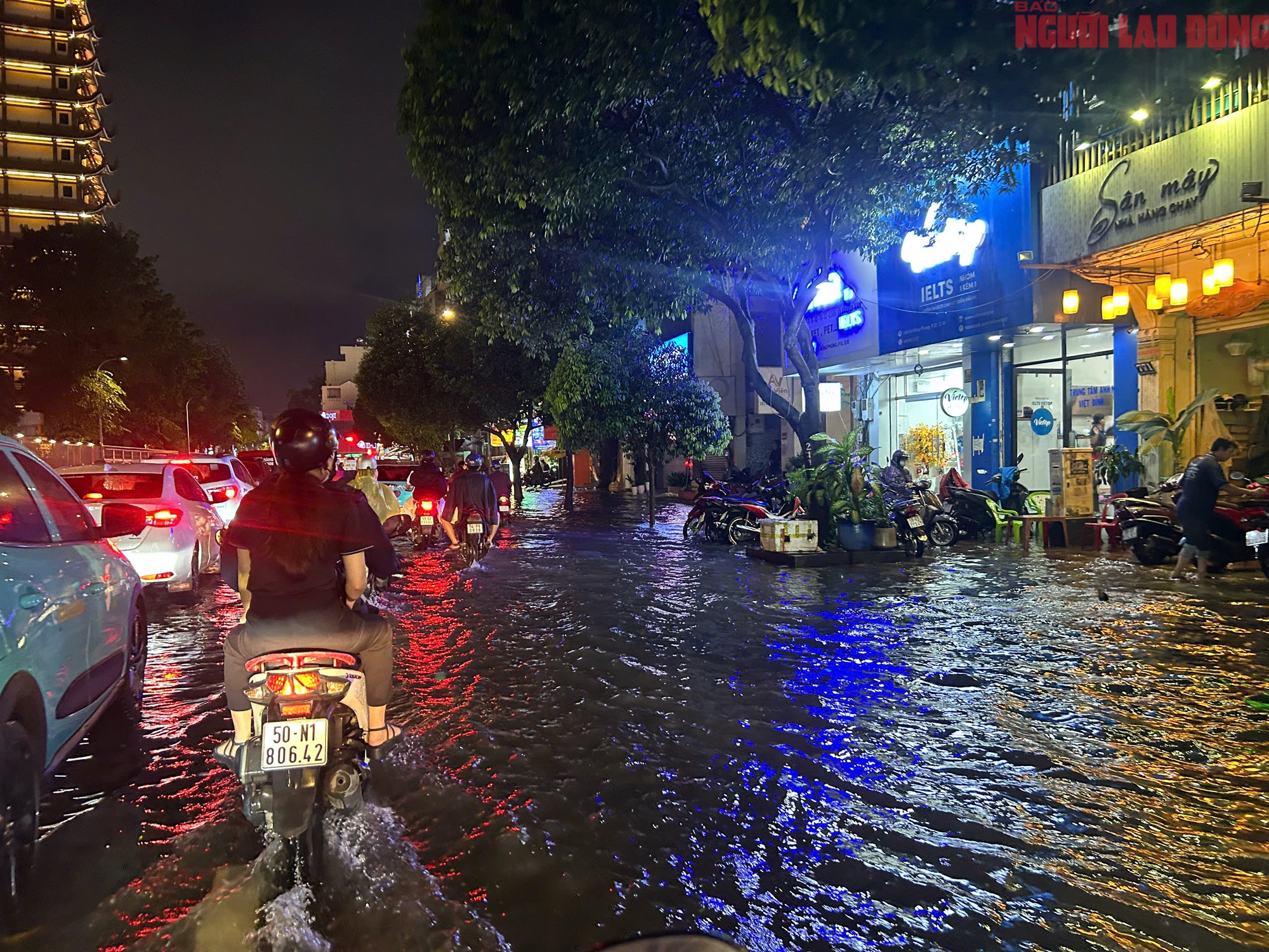 Trung tâm TP HCM bất ngờ mưa rất to, nước ngập thành sông - Ảnh 2.