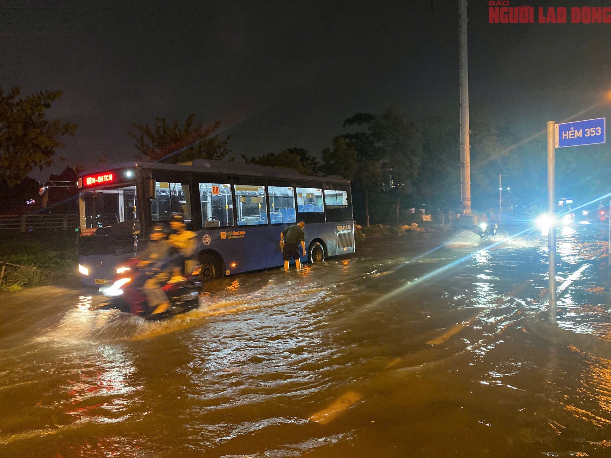 Trung tâm TP HCM bất ngờ mưa rất to, nước ngập thành sông - Ảnh 3.