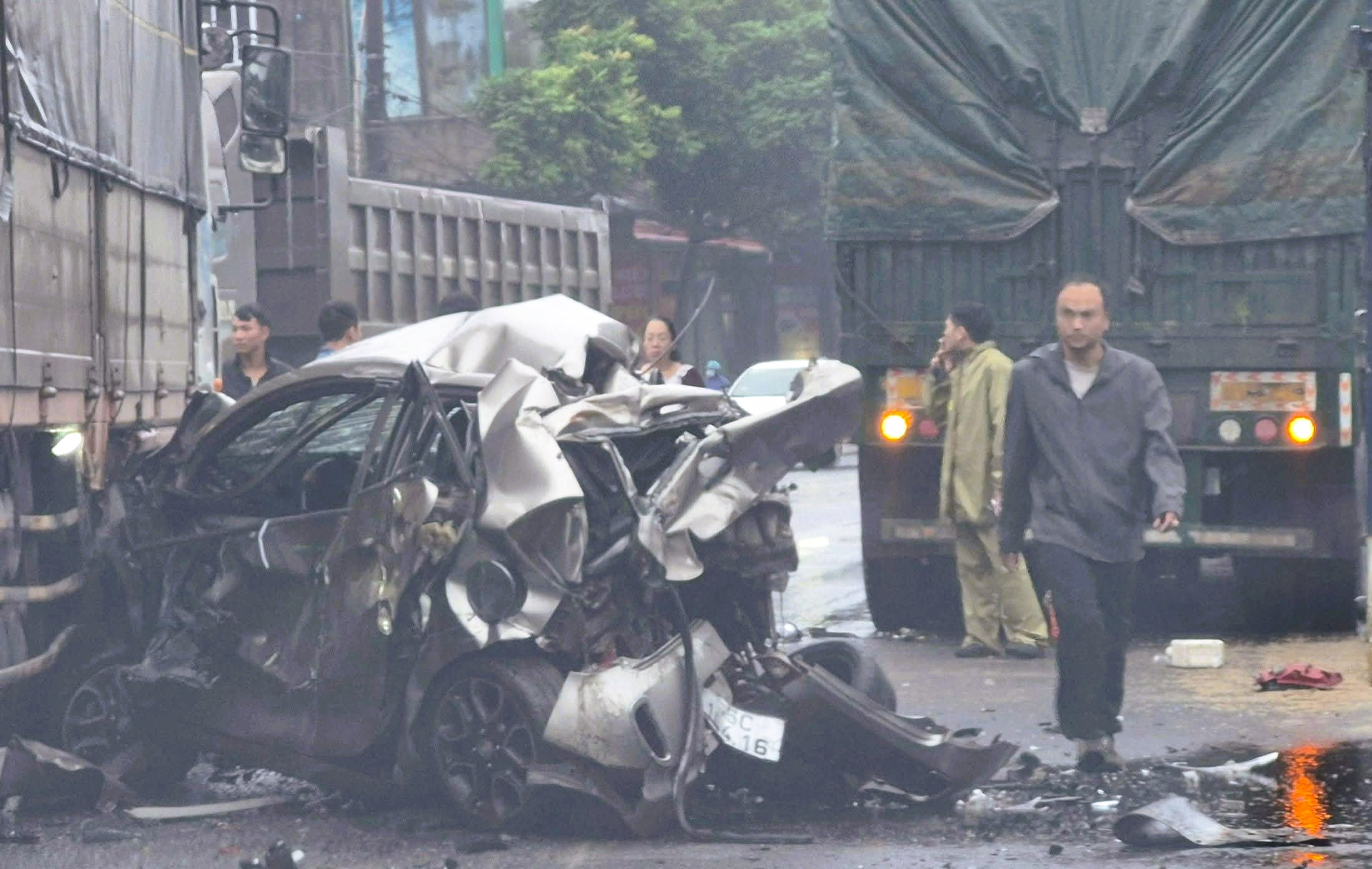 VIDEO: Tài xế thoát chết kỳ diệu, chui ra từ ô tô bị vò nát sau tai nạn giao thông - Ảnh 3. VIDEO: Tài xế thoát chết kỳ diệu, chui ra từ ô tô bị vò nát sau tai nạn giao thông - Ảnh 3.