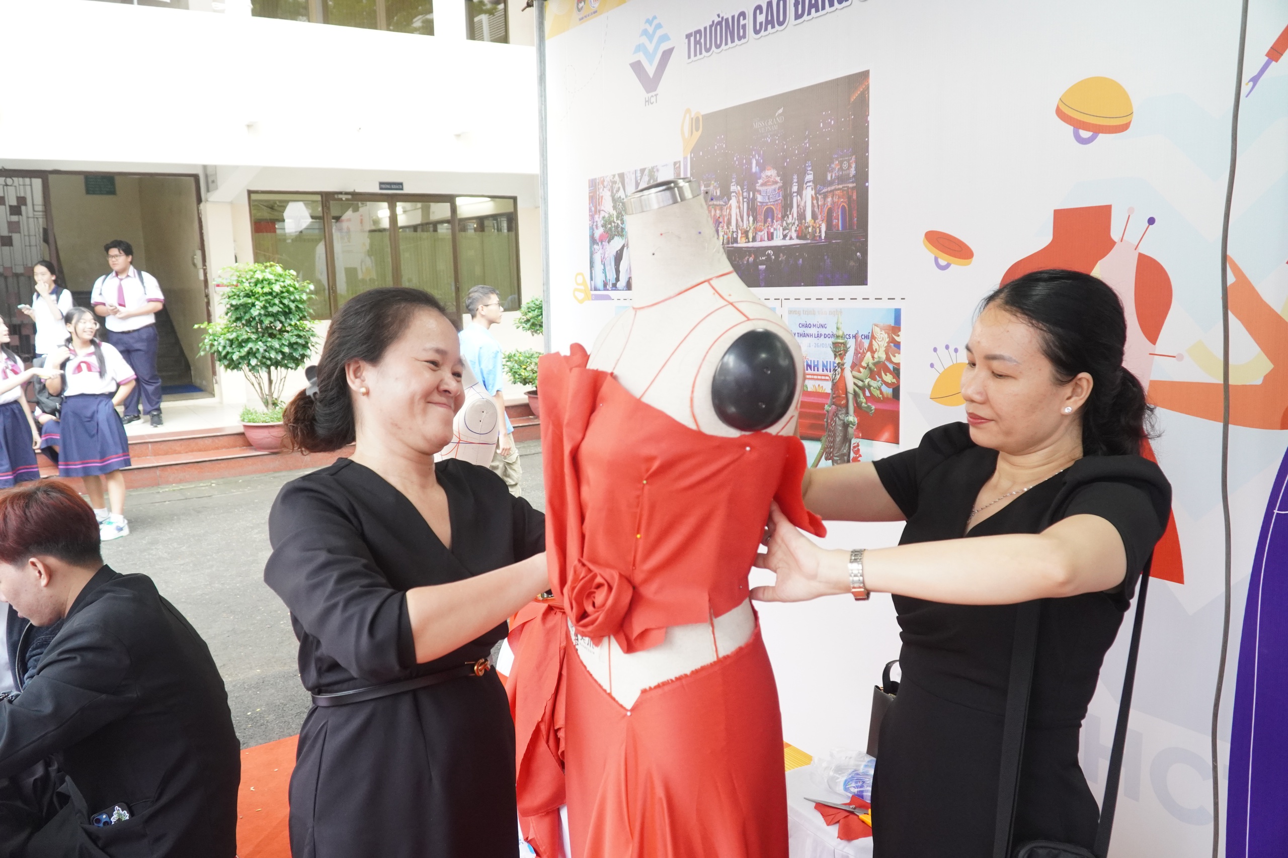 Học sinh, sinh viên khám phá robot, trải nghiệm làm đẹp tại ngày hội kỹ năng nghề - Ảnh 3.