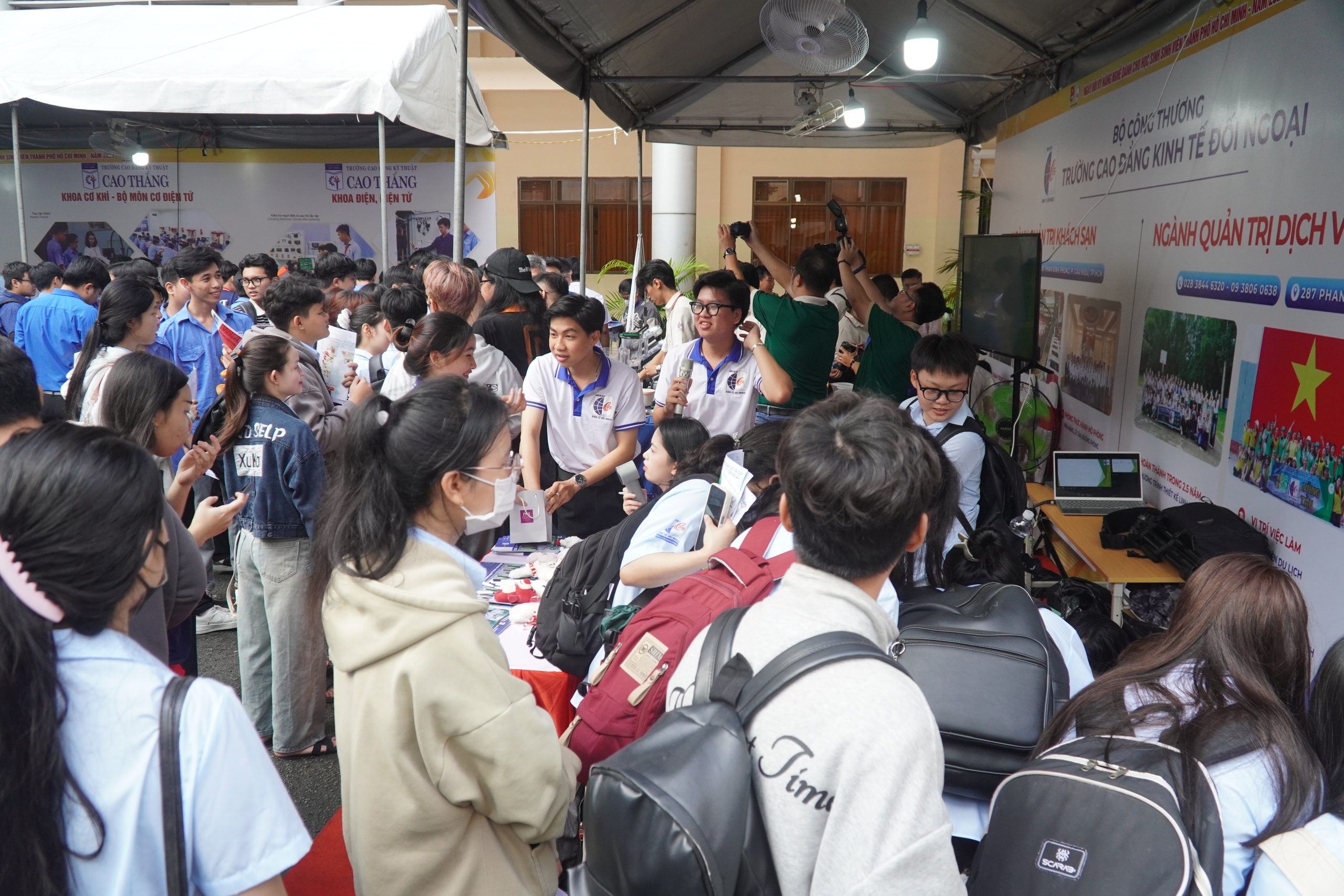 Học sinh, sinh viên khám phá robot, trải nghiệm làm đẹp tại ngày hội kỹ năng nghề - Ảnh 4.