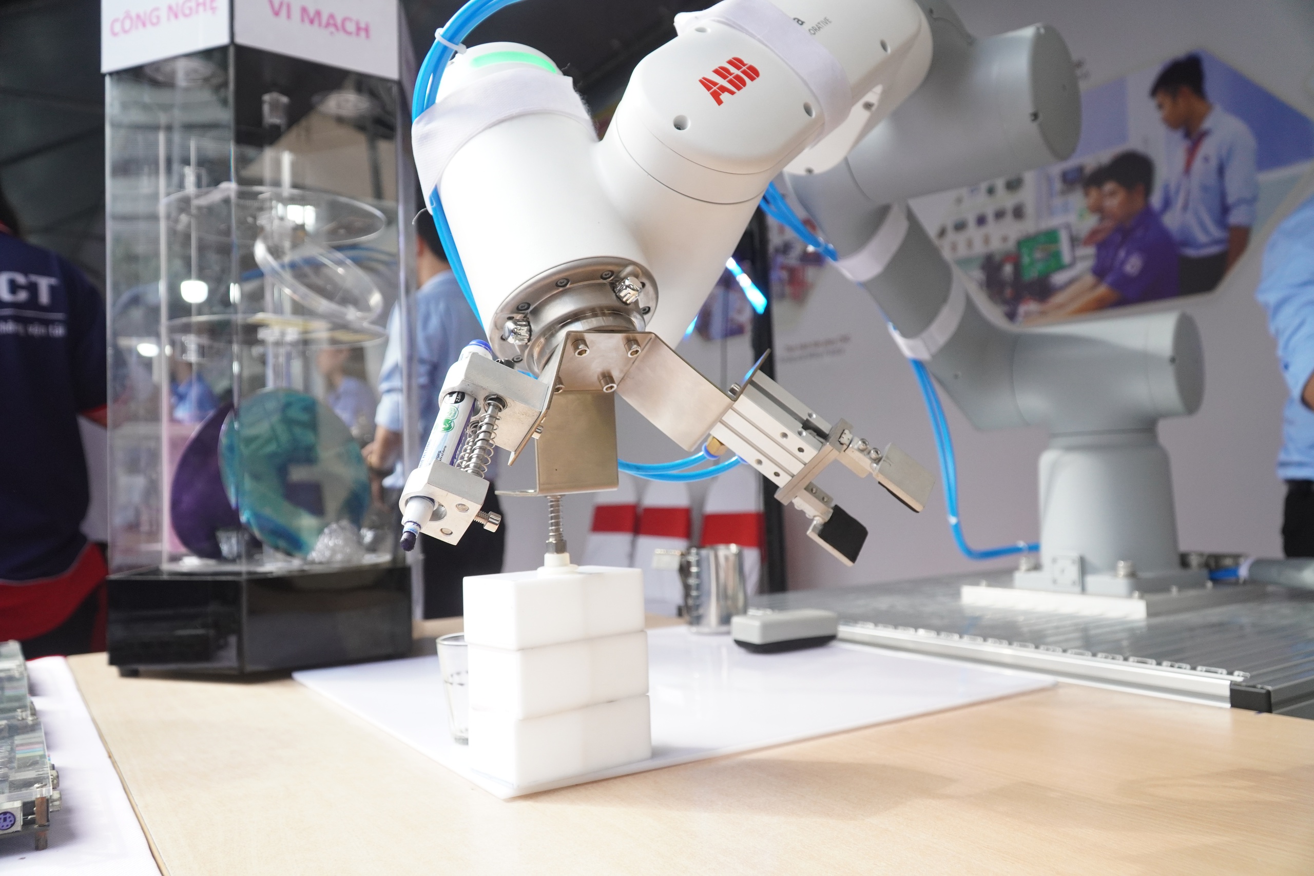 Học sinh, sinh viên khám phá robot, trải nghiệm làm đẹp tại ngày hội kỹ năng nghề - Ảnh 7.