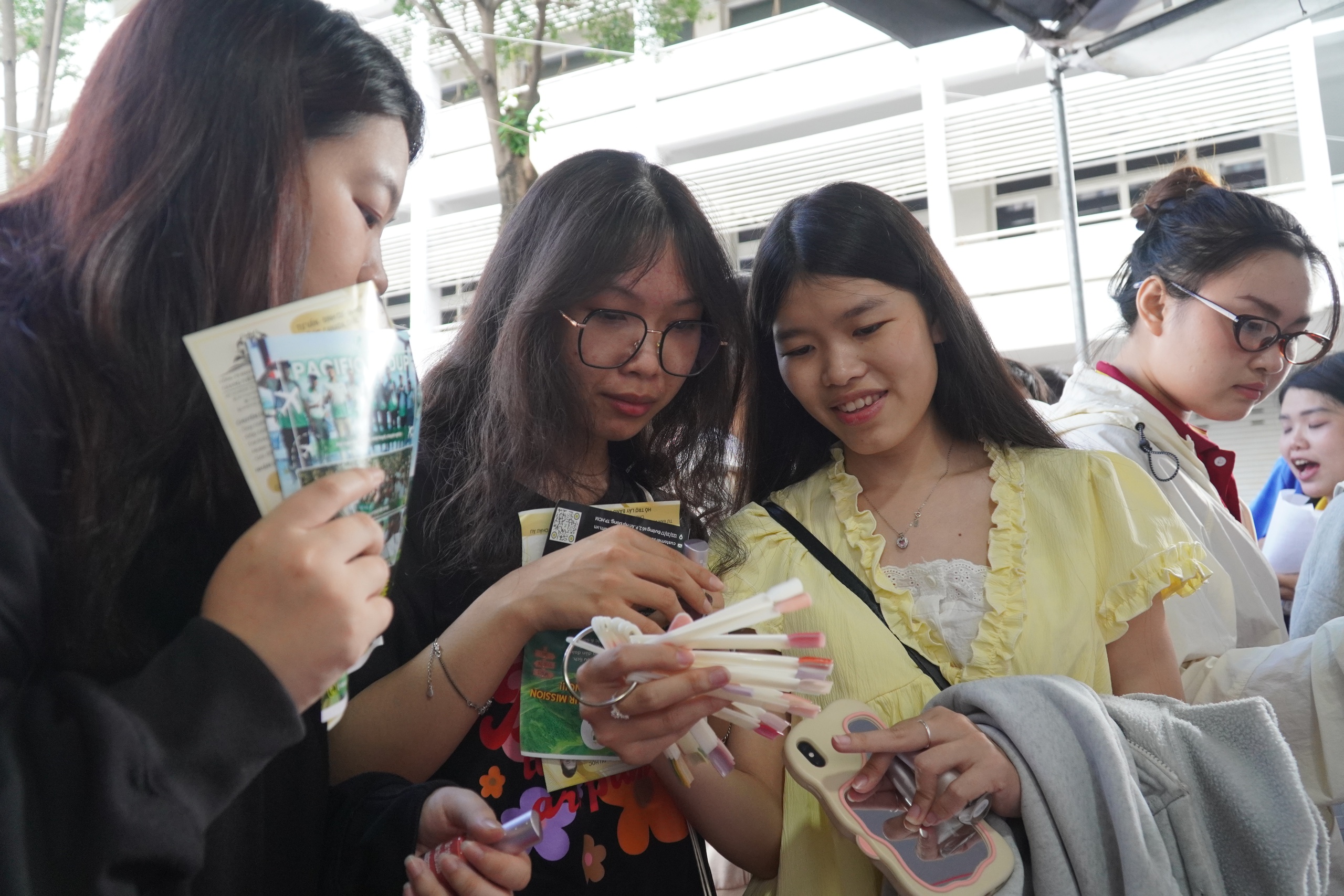 Học sinh, sinh viên khám phá robot, trải nghiệm làm đẹp tại ngày hội kỹ năng nghề - Ảnh 5.