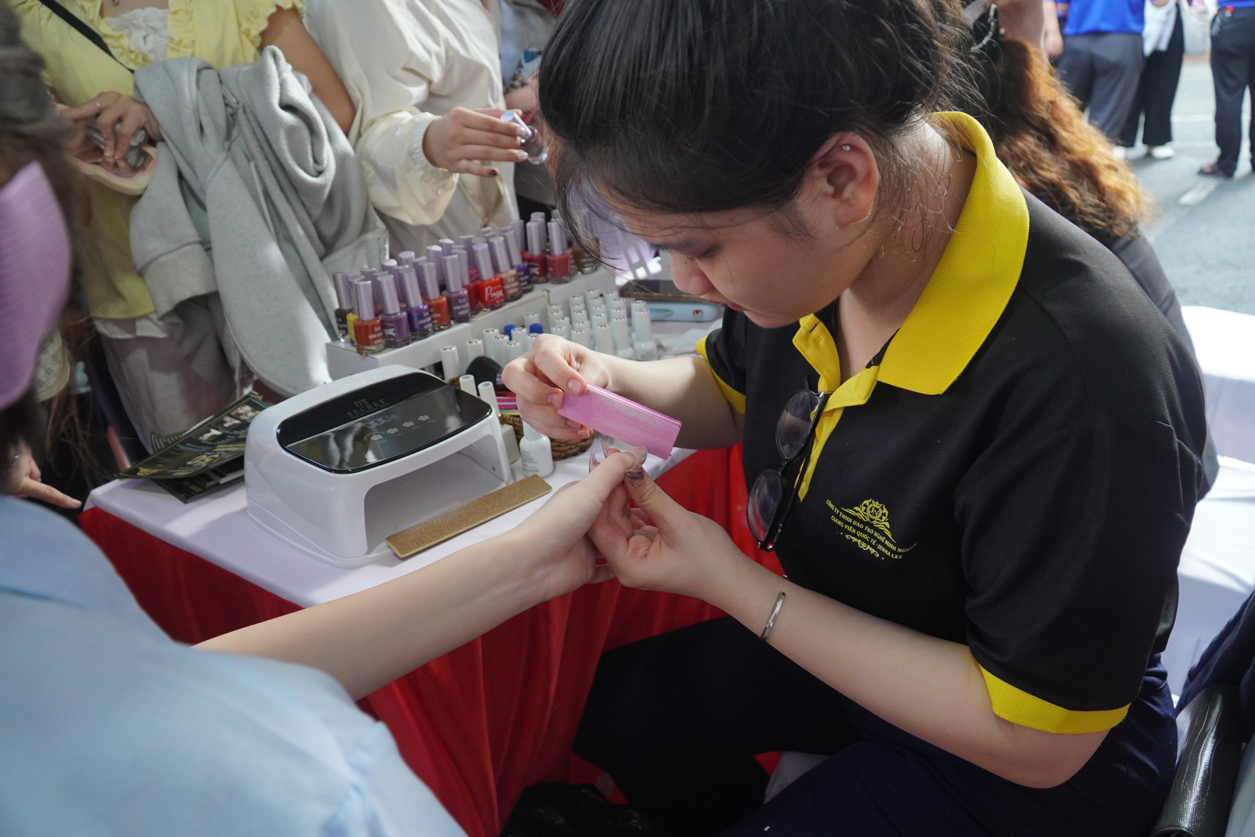 Học sinh, sinh viên khám phá robot, trải nghiệm làm đẹp tại ngày hội kỹ năng nghề - Ảnh 6.