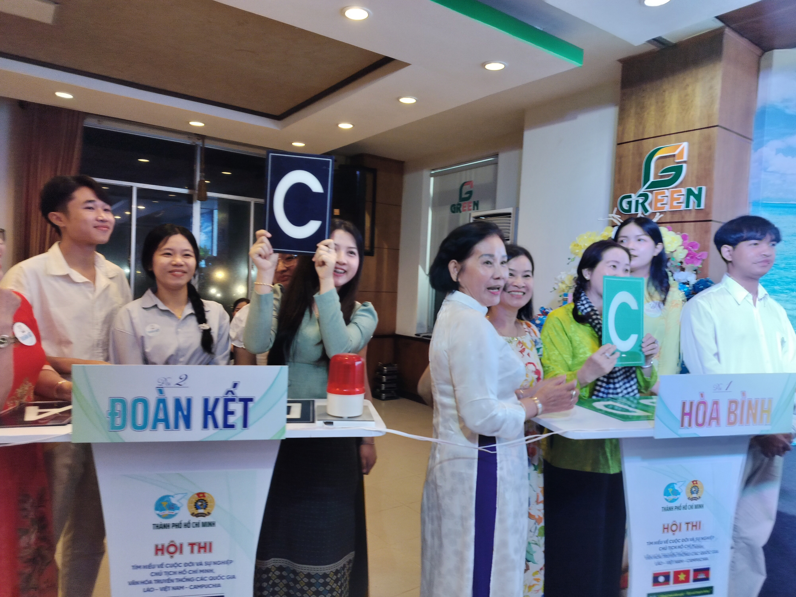 Giao lưu văn hóa giữa gia đình Việt và sinh viên Lào, Campuchia - Ảnh 2.