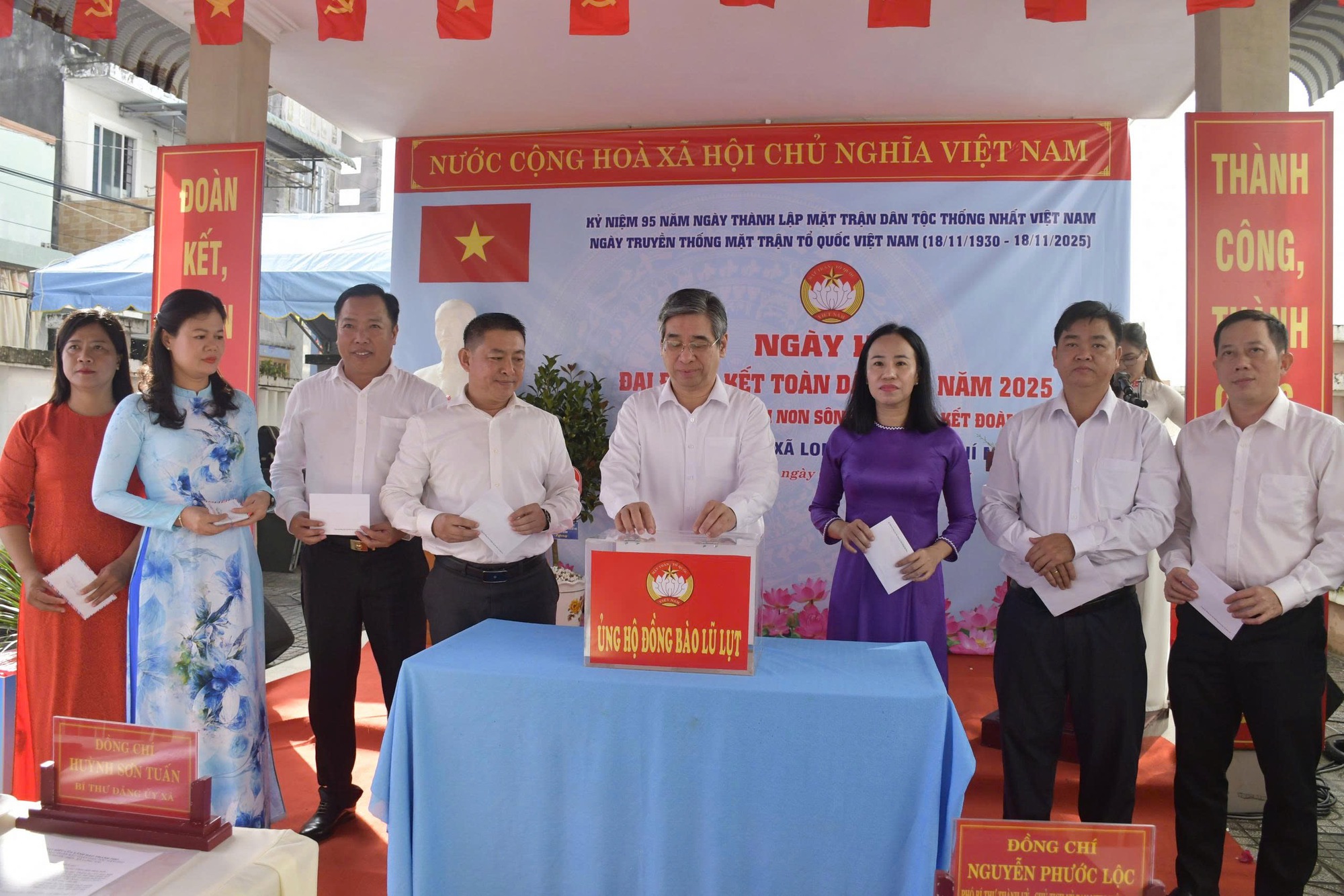 Phó Bí thư Thành ủy TP HCM Nguyễn Phước Lộc dự ngày hội Đại đoàn kết tại xã Long Hải - Ảnh 2.