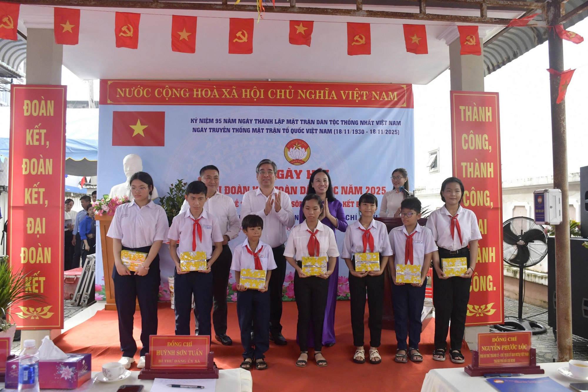 Phó Bí thư Thành ủy TP HCM Nguyễn Phước Lộc dự ngày hội Đại đoàn kết tại xã Long Hải - Ảnh 1.