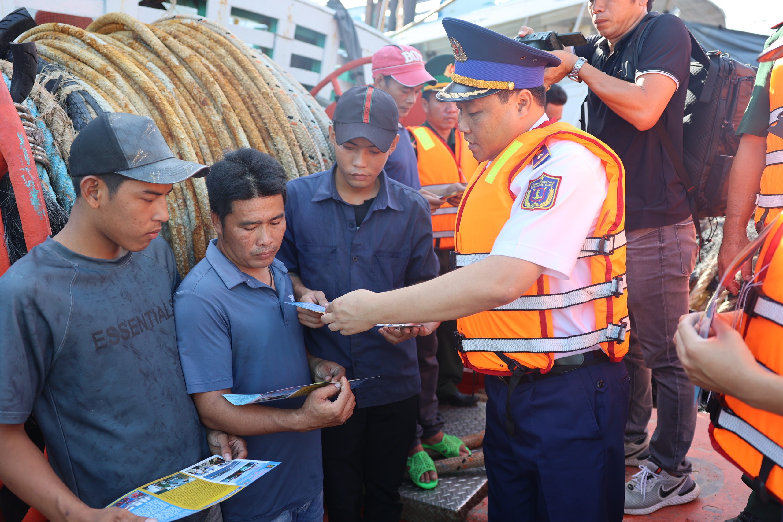 TP HCM Đẩy mạnh tuyên truyền chống khai thác thủy sản bất hợp pháp cho ngư dân - Ảnh 2.